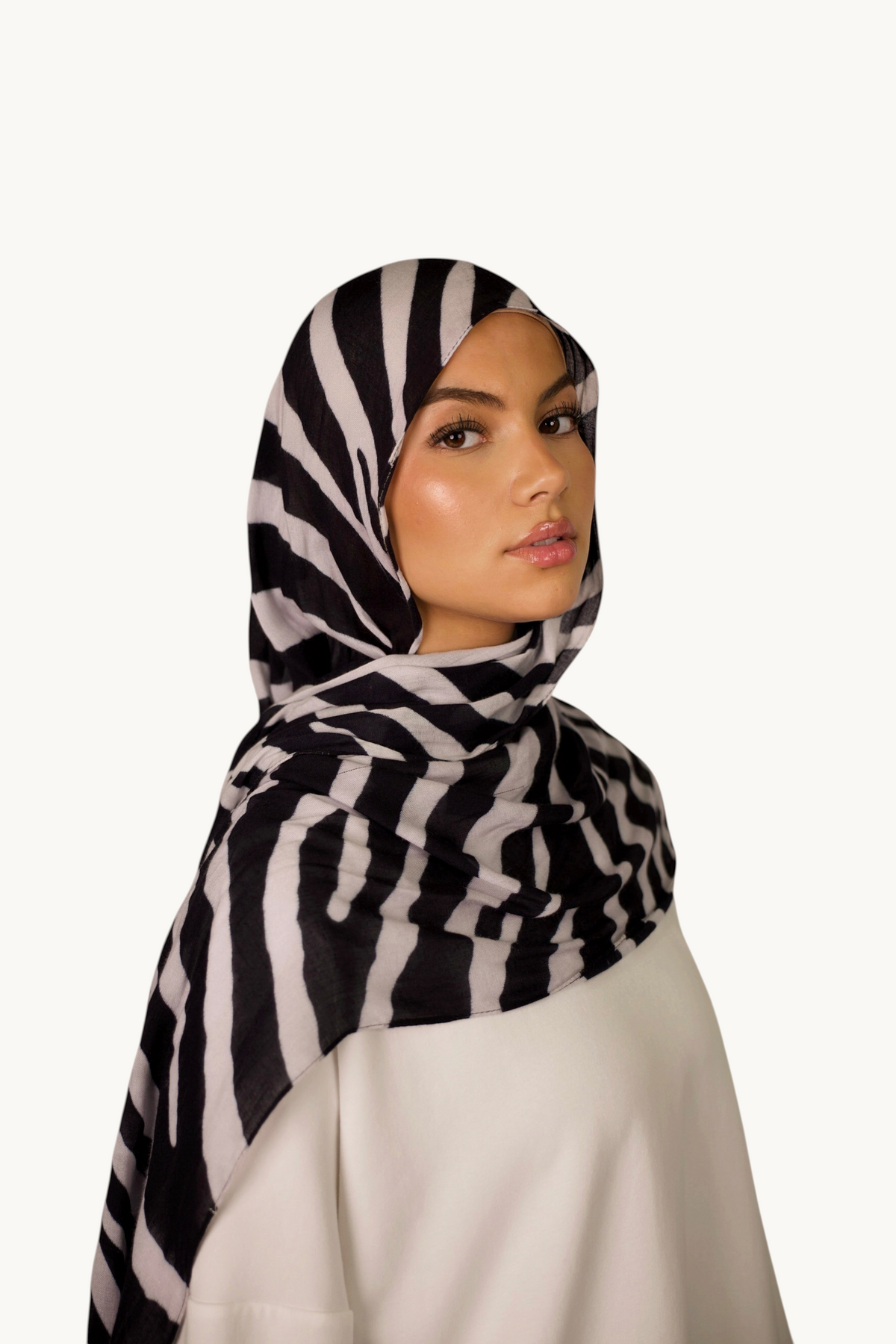 LOSYANA leichter Modal Hijab mit Zebra-Muster in Schwarz und Weiß, getragen von einem Model