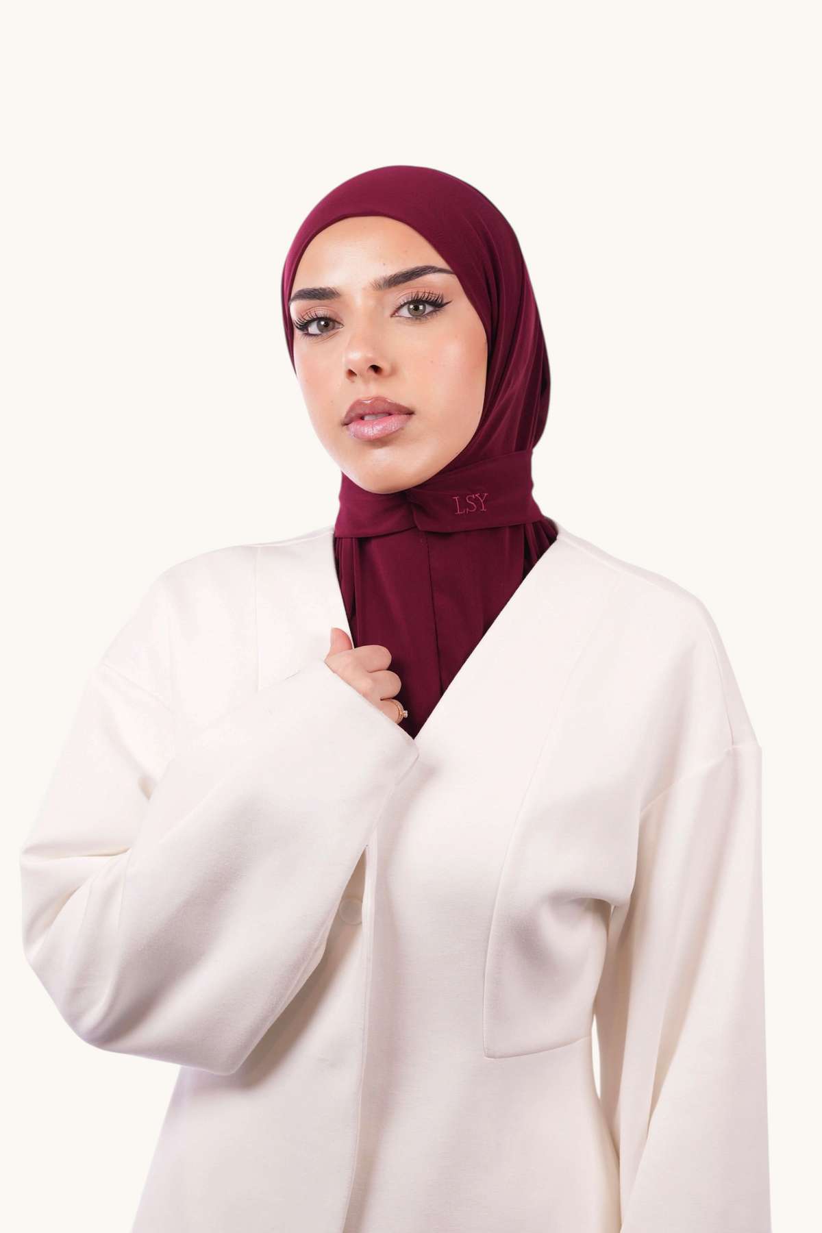 Bordeaux Instant-Hijab von Losyana.Shop, bequem und stilvoll, aus weichem Stoff, als schnelle Kopfbedeckung getragen.