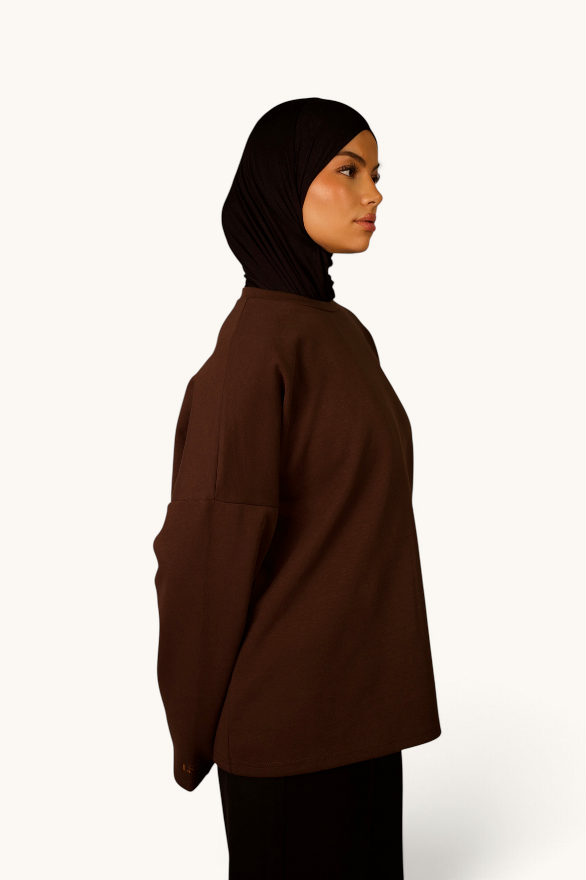 LOSYANA LSY Langarmshirt in Espresso aus weicher Baumwolle, getragen von einem Model mit schwarzem Hijab im Profil