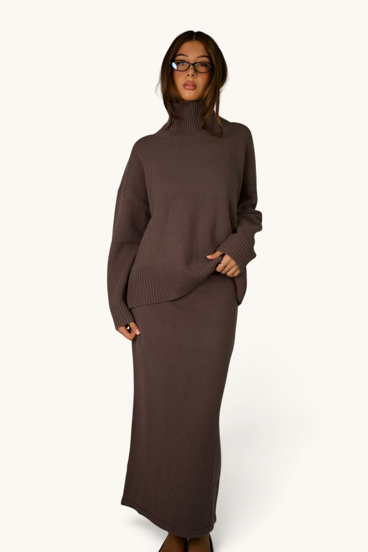 LOSYANA Wollrock in Grau aus 100% Wolle mit elastischem Bund, getragen von einem Model mit passendem Pullover
