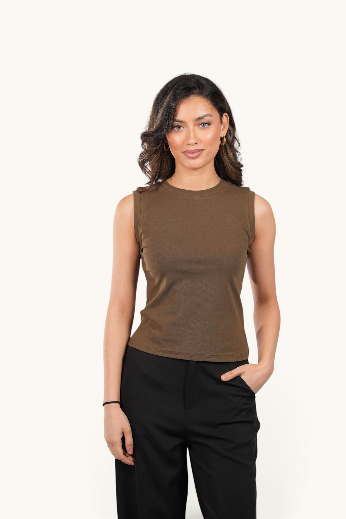 Olivgrünes Losyana.Shop Oberteil "The Legacy Shirt" aus weichem Stoff, Nahaufnahme mit sichtbarem Kragen und Stoffstruktur