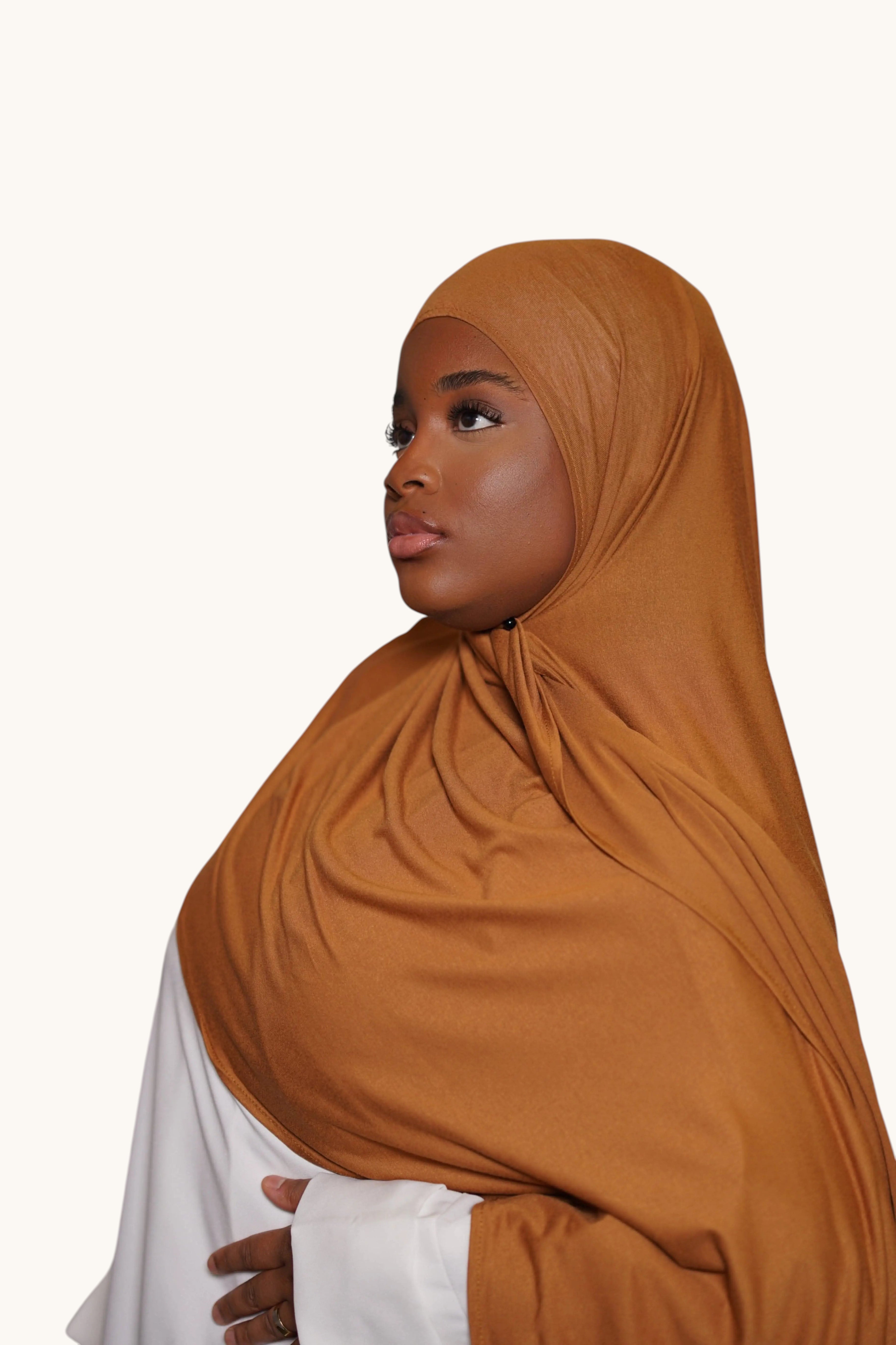 Goldenbraunes Losyana.Shop Jersey aus weichem Stoff, zeigt den V-Ausschnitt und lange Ärmel.