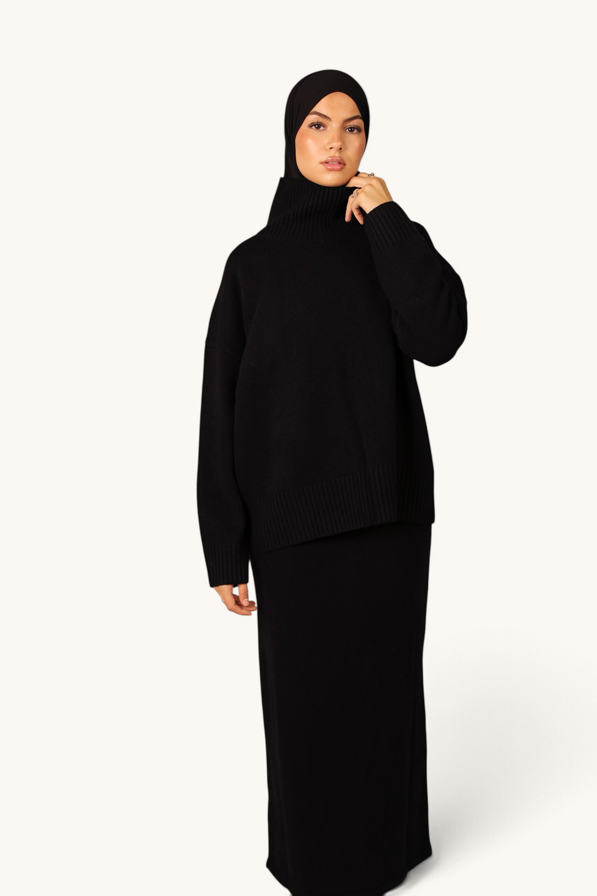 LOSYANA Wollrock in Schwarz aus 100% Wolle mit elastischem Bund, getragen von einem Model mit passendem Pullover