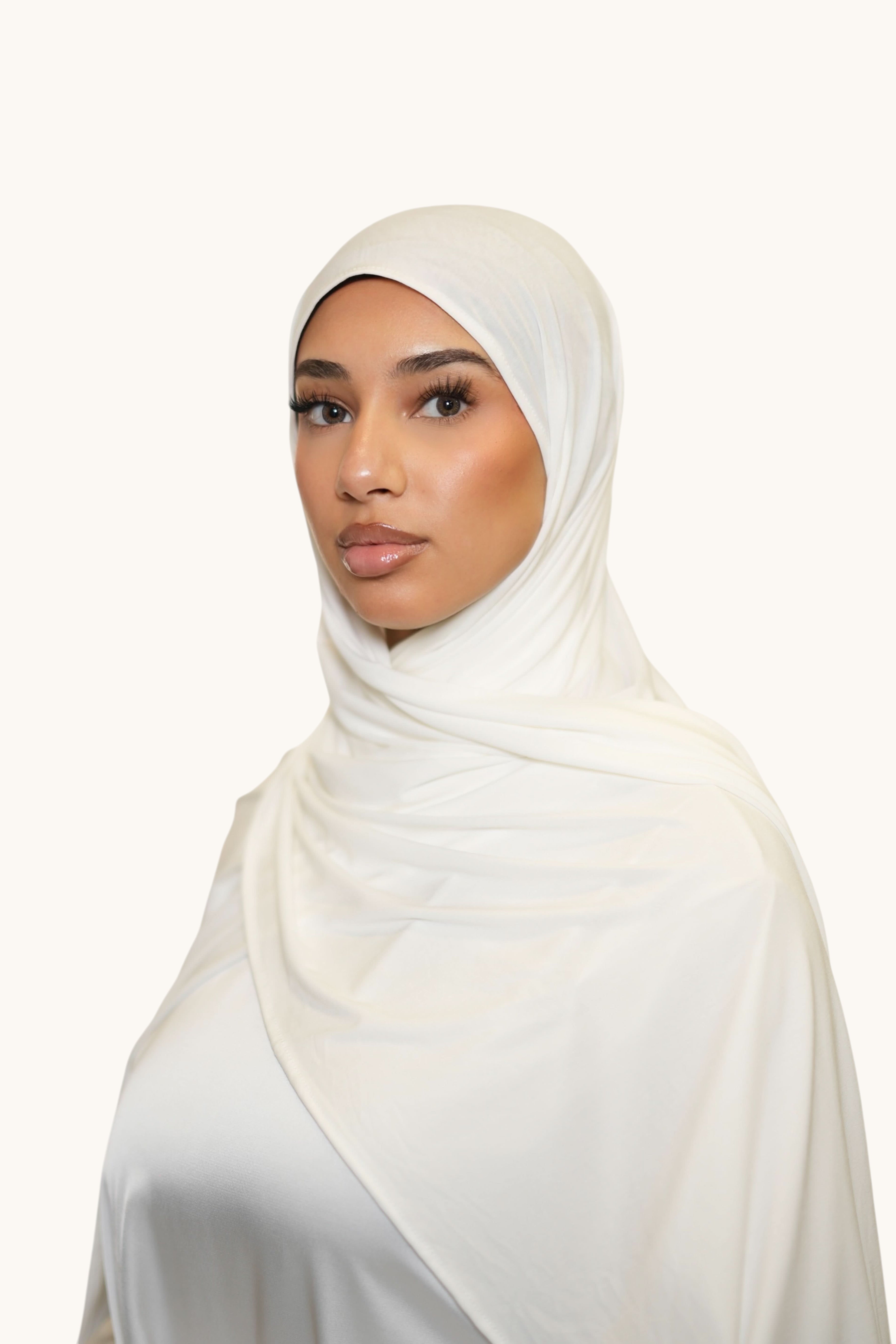 Weiße Vela Jersey Hijab von Losyana.Shop, weich und bequem, zeigt den stilvollen Stoff und das elegante Design.