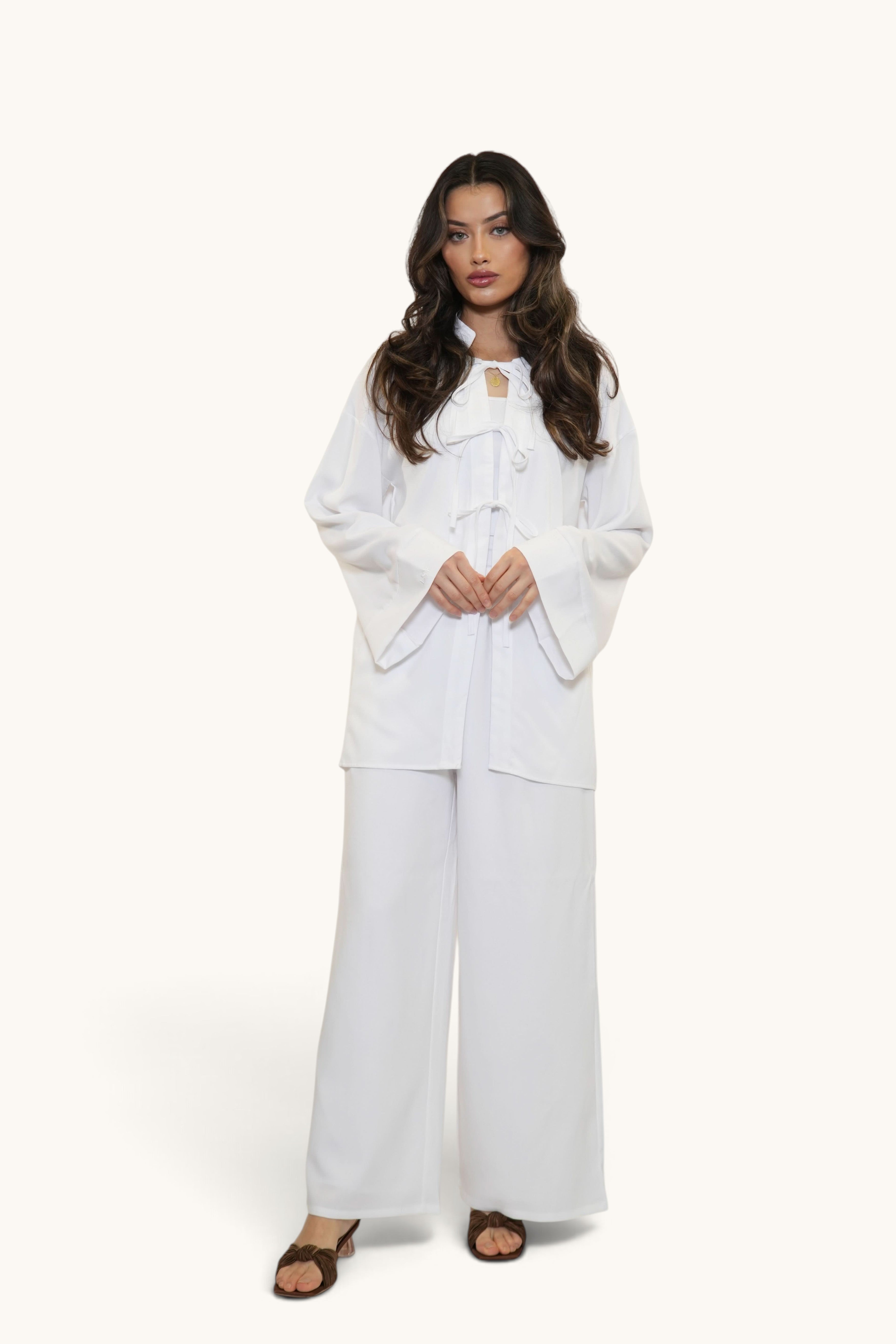 Weißes Positano Ease Set von Losyana.Shop, zweiteiliges Damen-Set aus weichem Stoff, zeigt Oberteil und Hose.