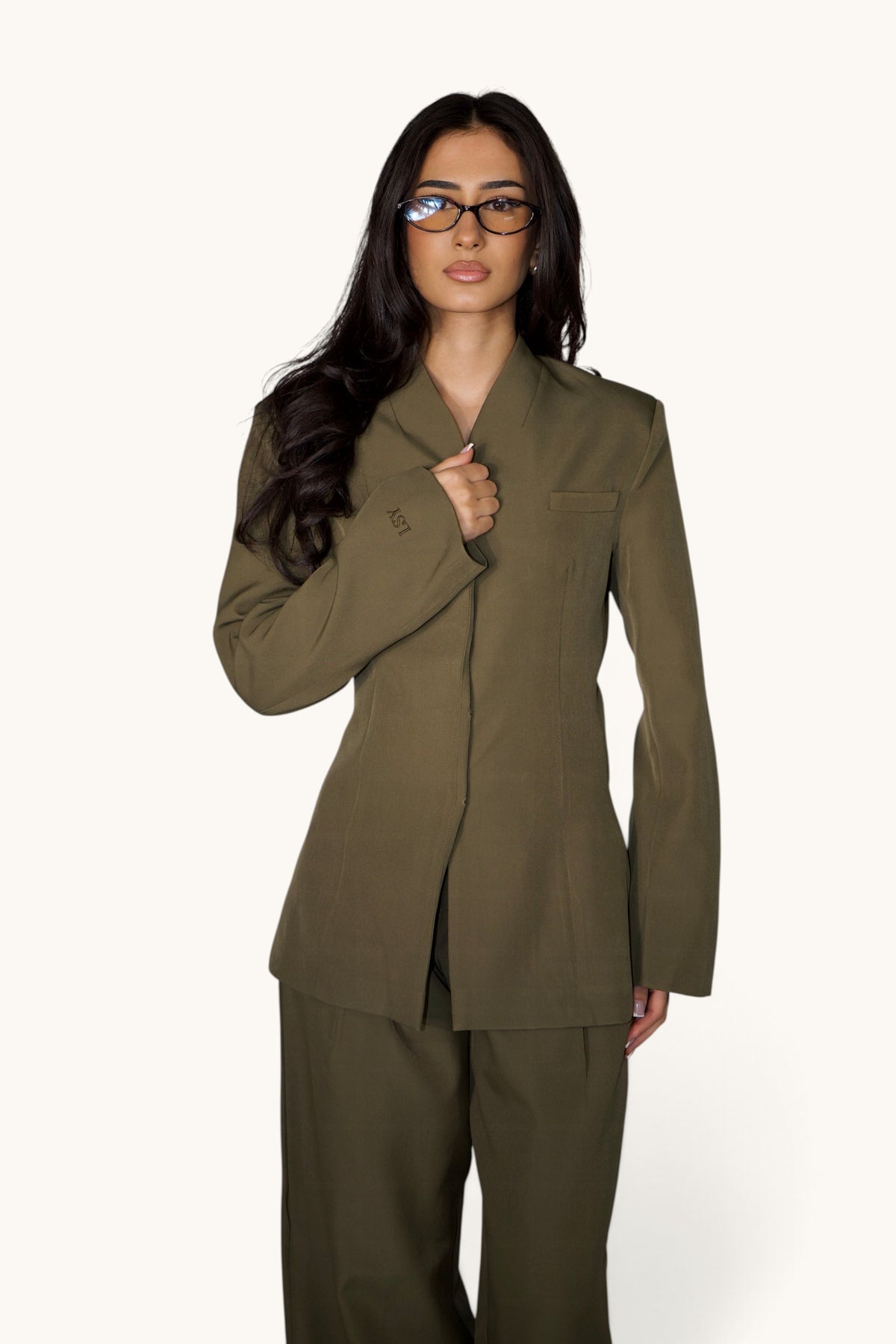 Olivegrüner Blazer von LOSYANA mit verdecktem Verschluss, elegante Jacke aus hochwertigem Stoff.
