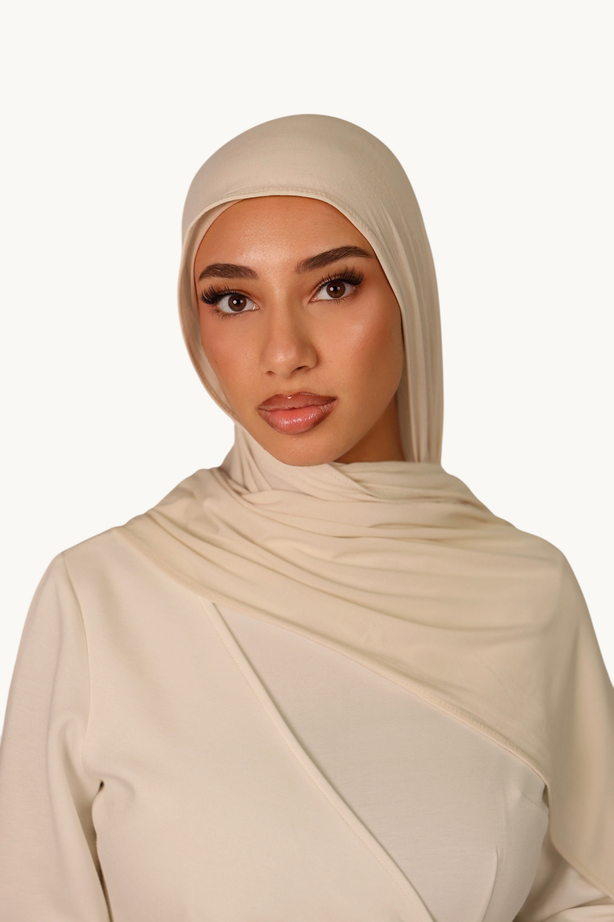 LOSYANA Breeze Jersey Hijab in Elfenbein aus weichem Bambusstoff, getragen von einer Frau im Porträt