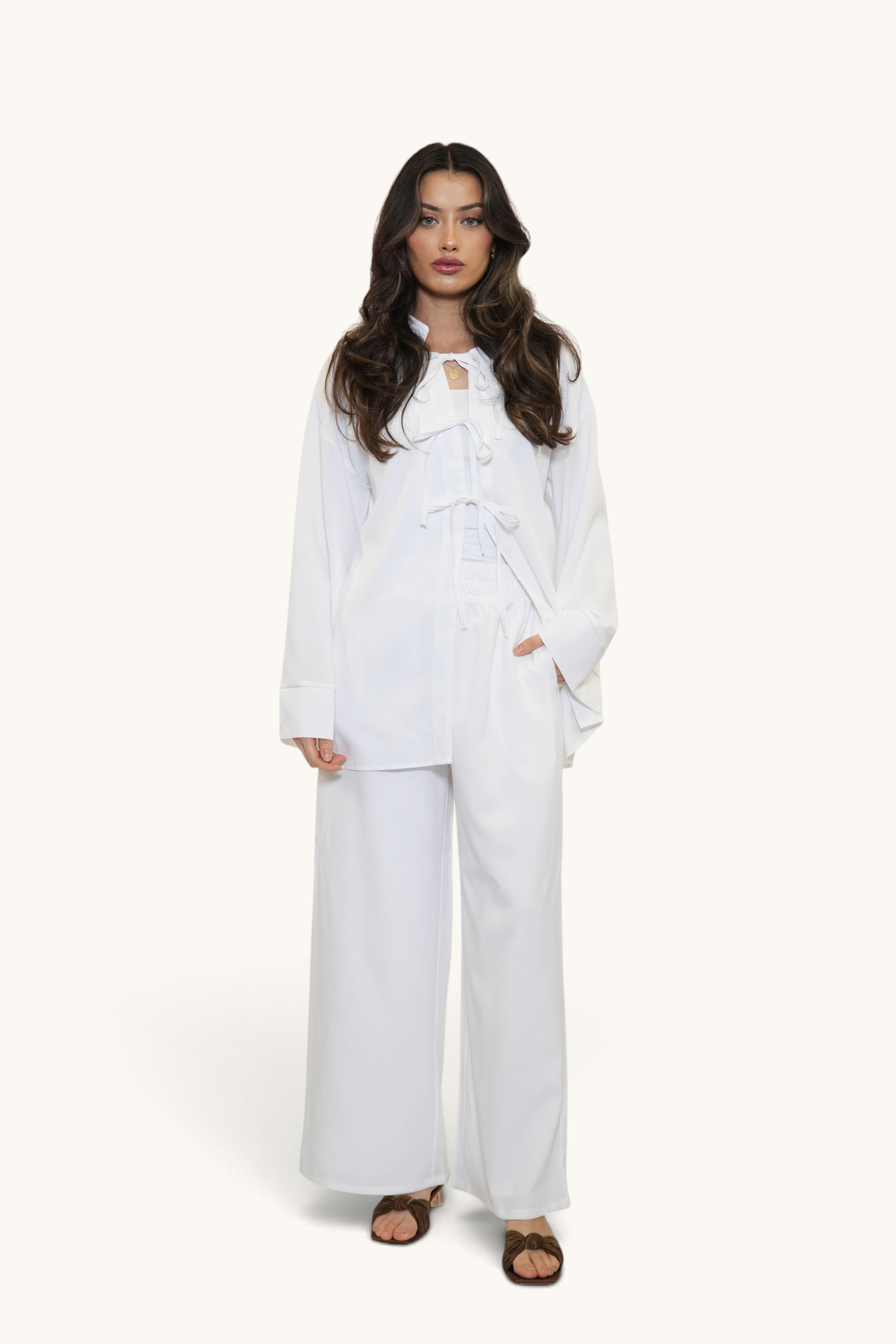 Weißes Positano Ease Set Zweiteiler von Losyana.Shop, bequemes Damen-Outfit mit lockerer Passform, auf natürlichem Hintergrund fotografiert.