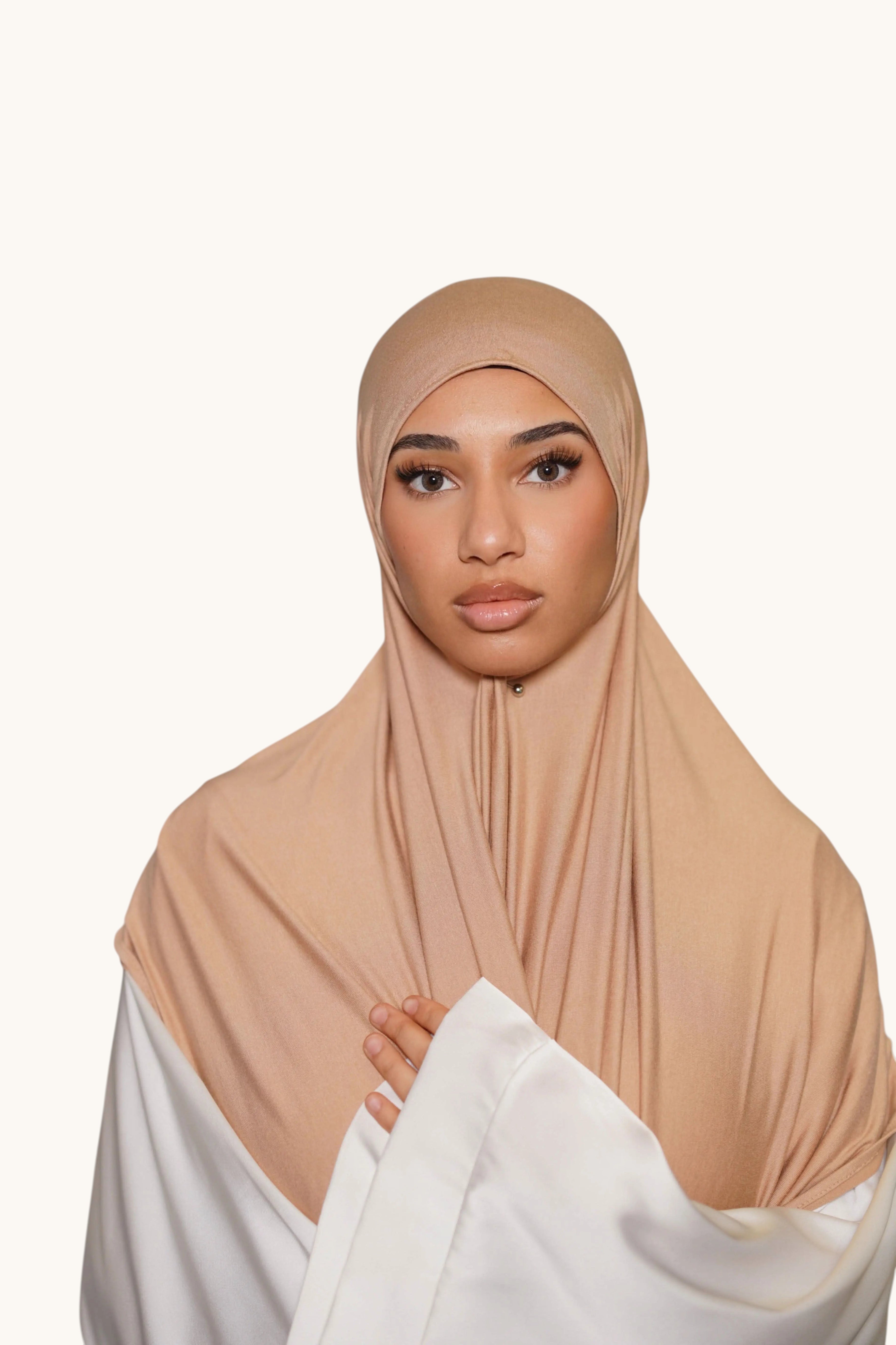 Hellbeiger Losyana.Shop Hijab-Jersey, weich und bequem, zeigt die glatte Textur und den lockeren Schnitt.