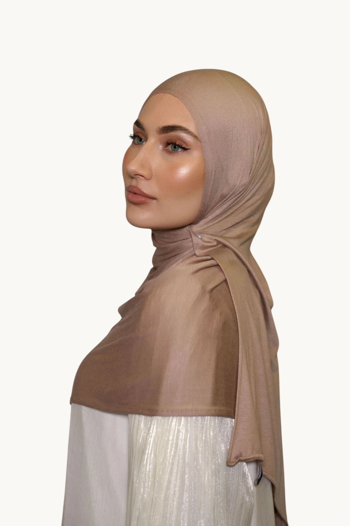 Bambus-Jersey-Hijab in Taupe von Losyana.Shop, weich und bequem, zeigt den fließenden Stoff und den eleganten Schnitt.