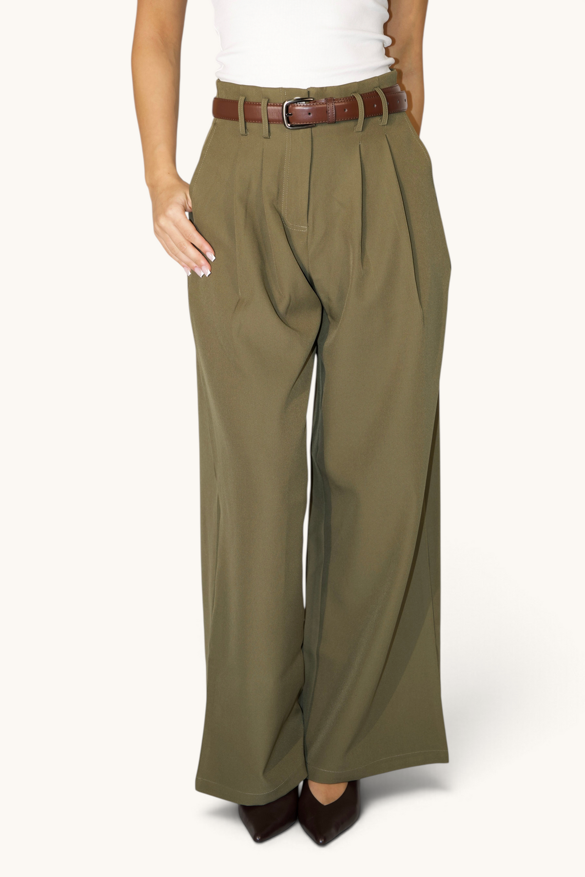 Olive farbene Anzughose von LOSYANA, elegante Hose mit geradem Schnitt, ideal für formelle Anlässe, aus hochwertigem Stoff.