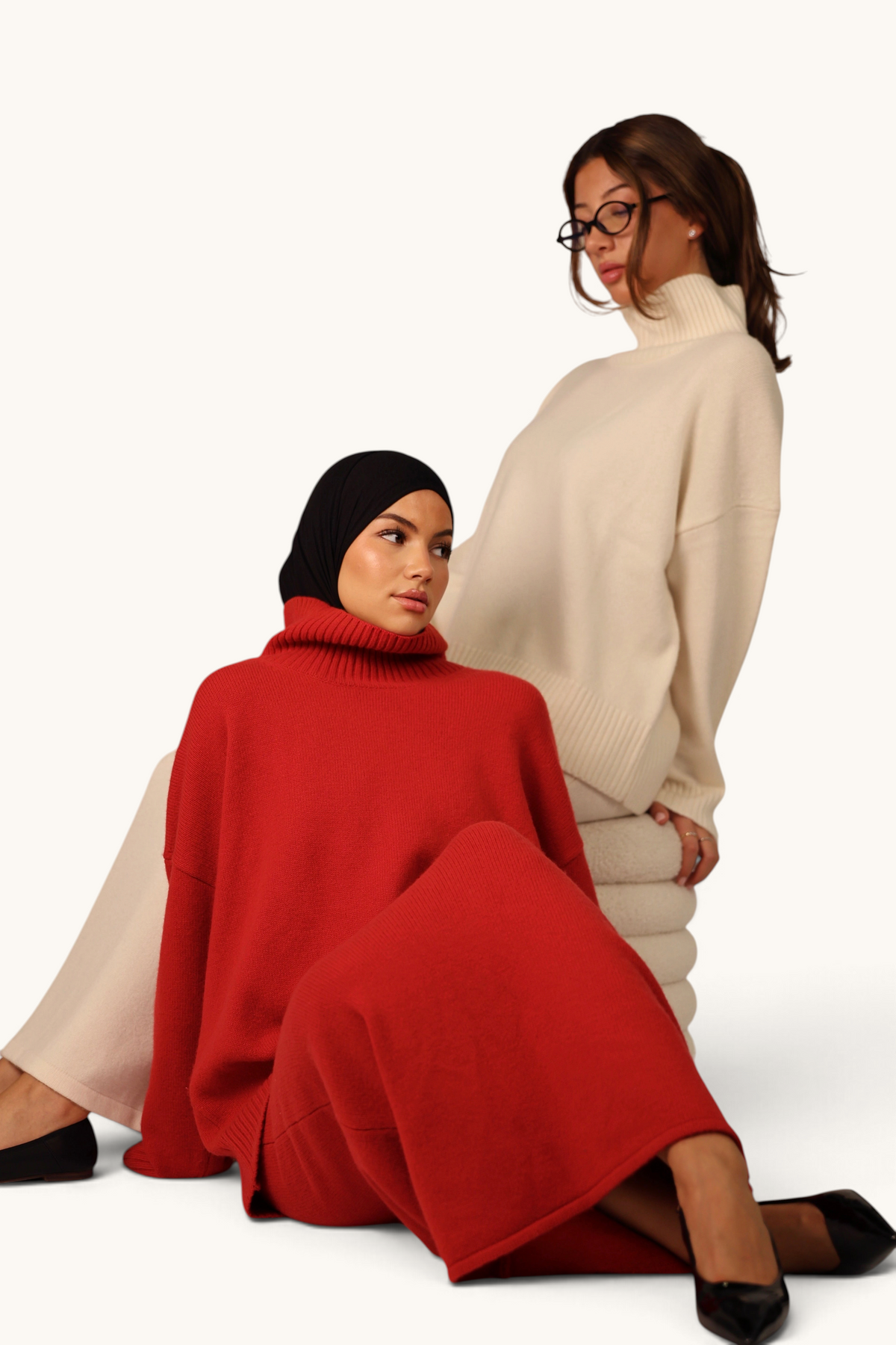 LOSYANA Wollpullover in Rot mit Stehkragen, getragen von einem Model in einem lockeren, luxuriösen Strickdesign.