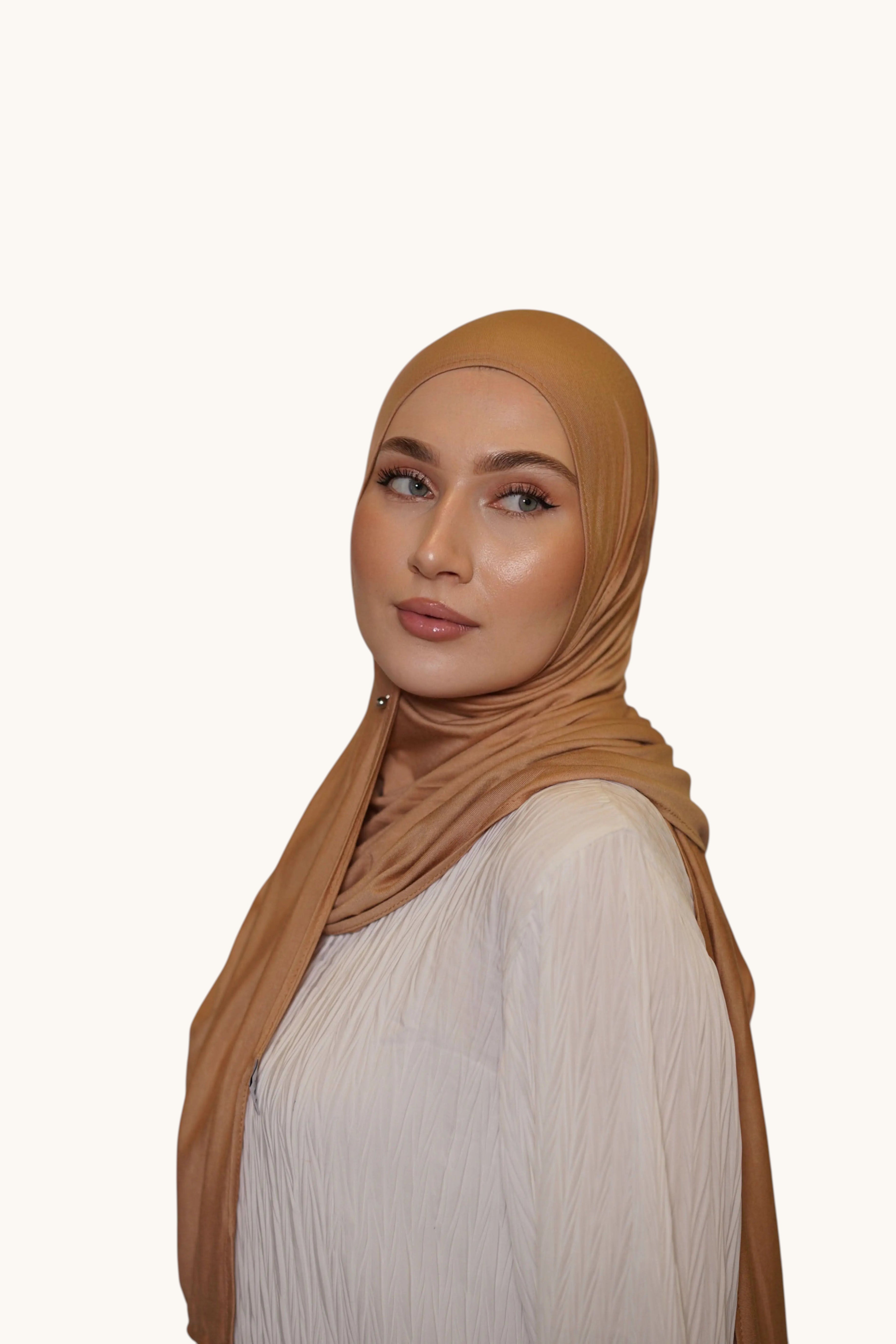 Hellorangener und beiger Losyana.Shop Jersey aus weicher Baumwolle, zeigt den Kragen und die Stoffstruktur.