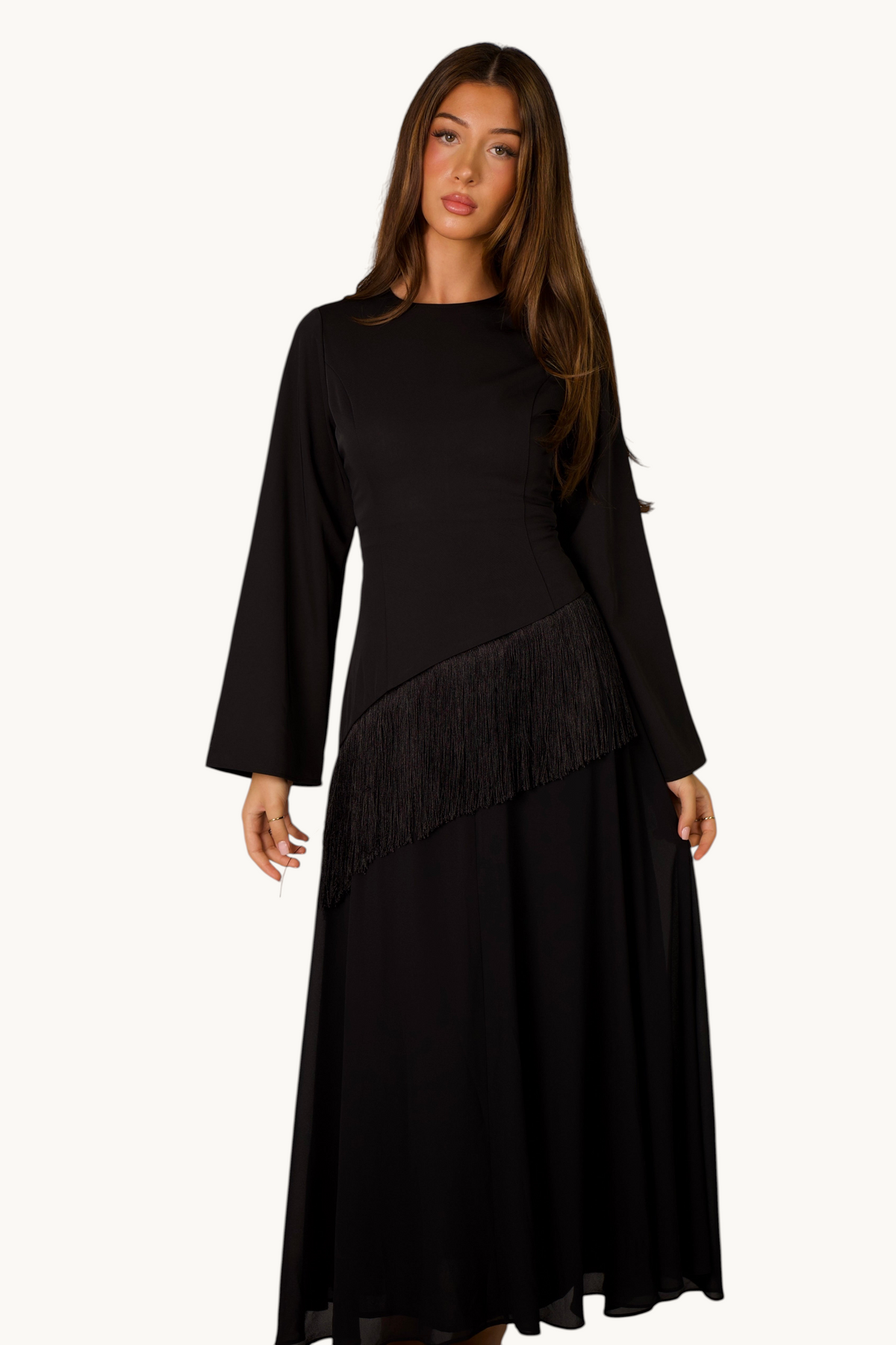LOSYANA schwarzes Maxikleid mit Korsett-Oberteil, langen Ärmeln und elegantem asymmetrischem Fransen-Detail an der Hüfte