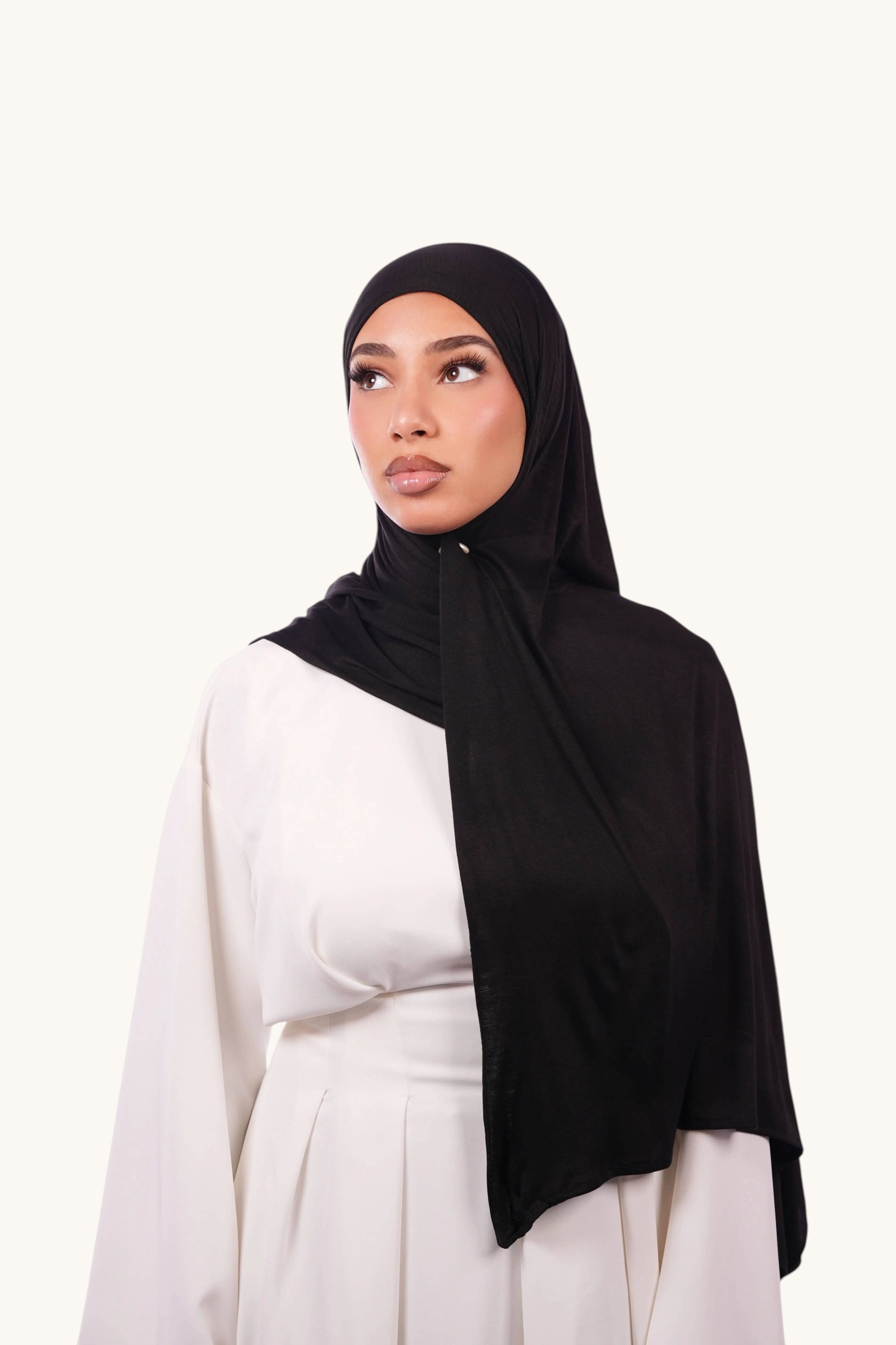 Schwarzes Bamboo Jersey von Losyana.Shop, weiches und nachhaltiges Jersey-Stoff, flauschige Textur und bequeme Passform sichtbar