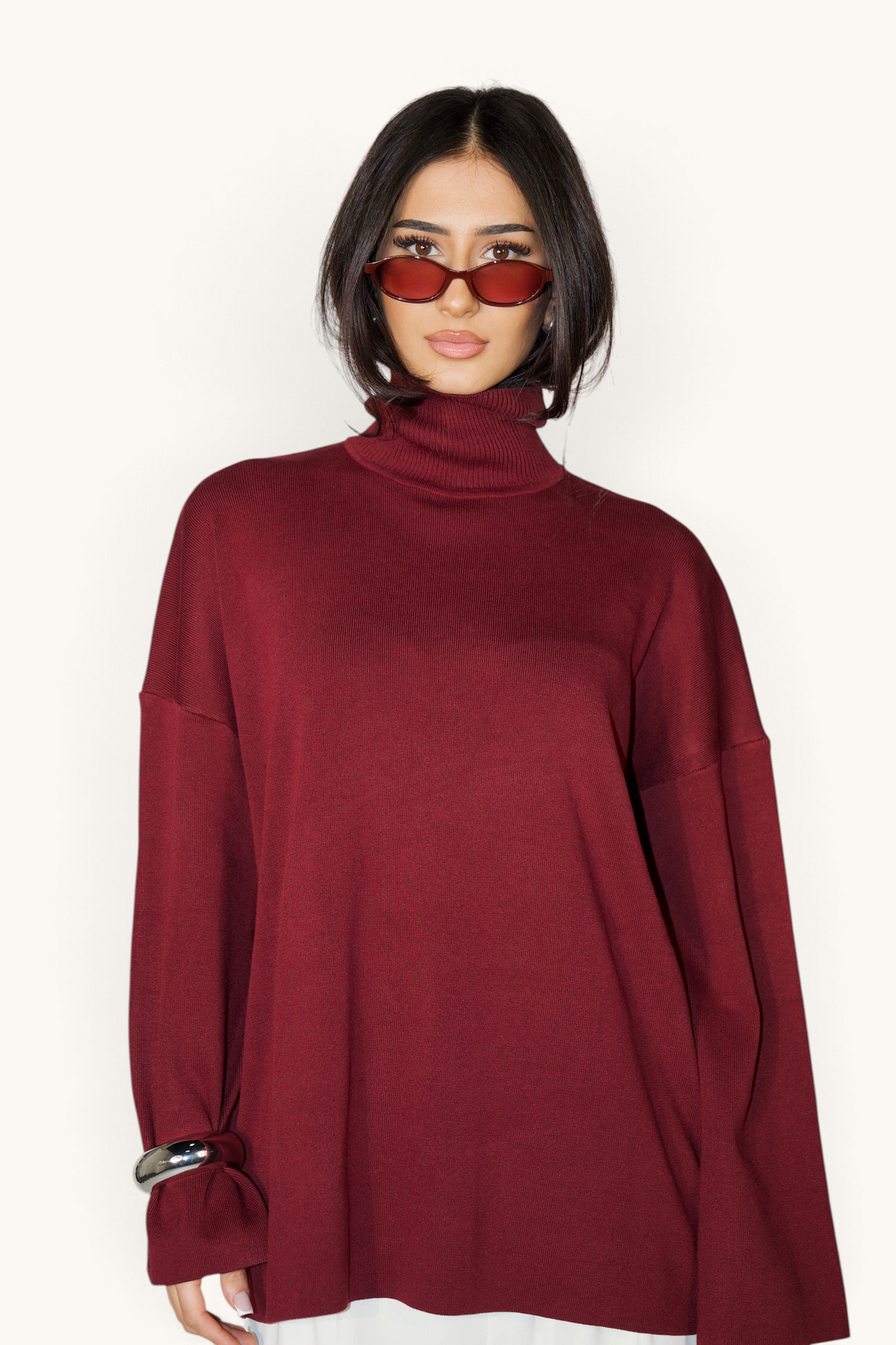 LOSYANA bordeauxfarbener Rollkragenpullover aus weicher Viskose mit elegantem Schnitt an einem Model