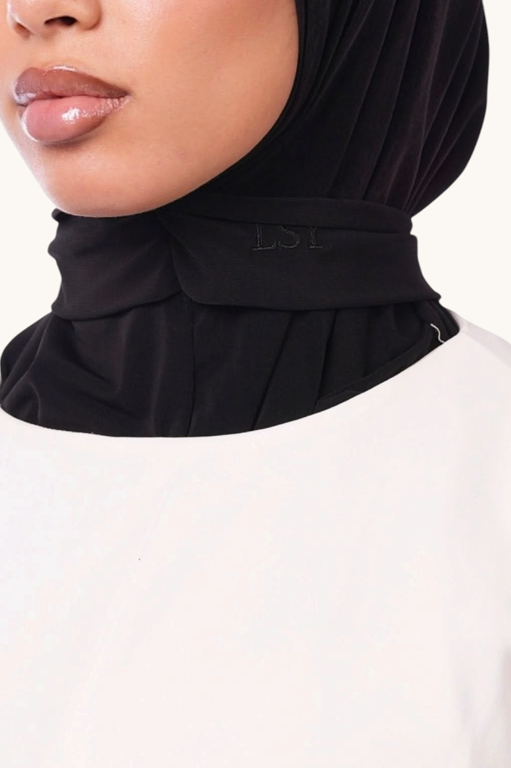 Schwarzer Instant-Hijab von Losyana.Shop, leicht anziehbar, aus weichem Stoff, trägt bequem und stilvoll.