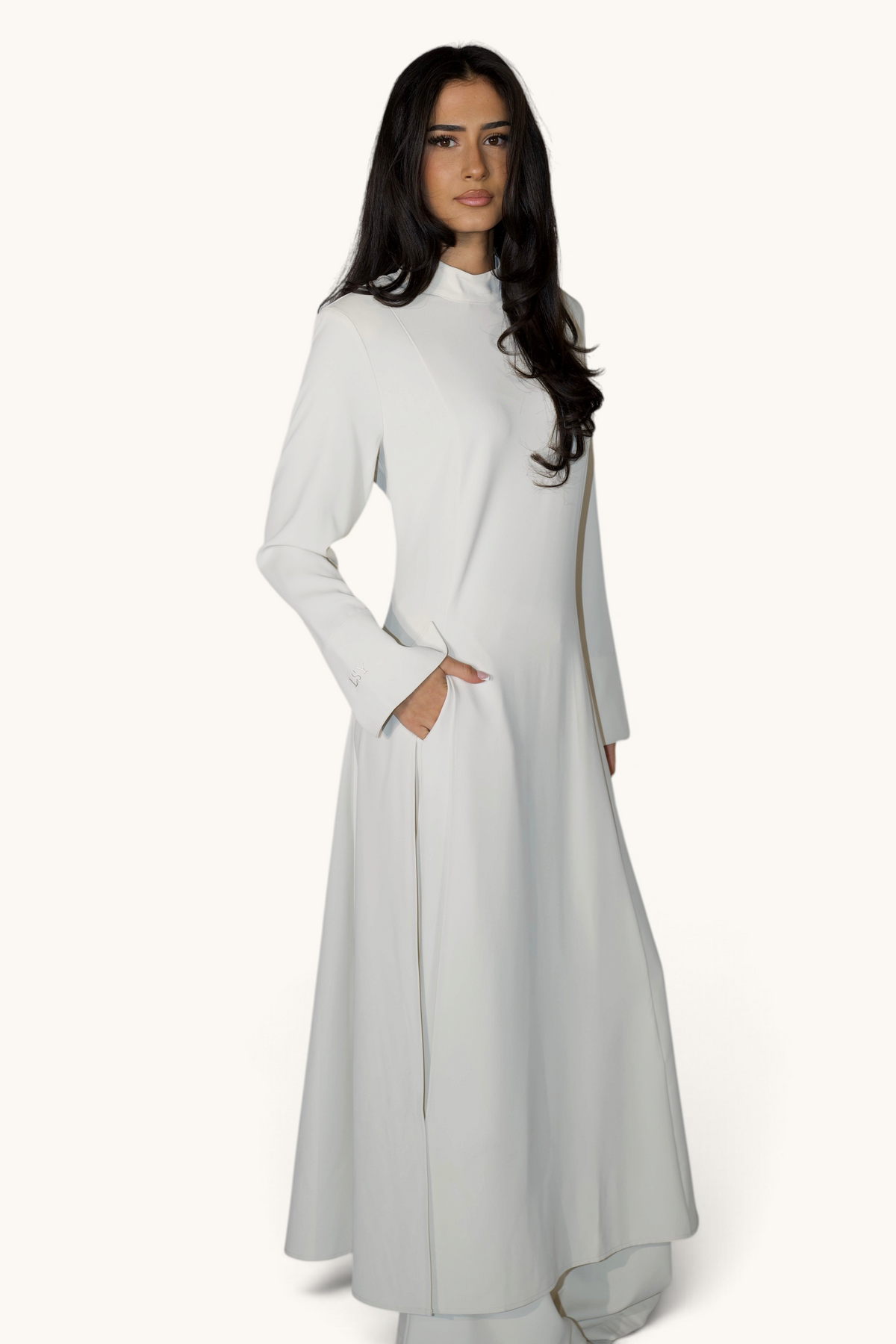 LOSYANA langer Zweiteiler in Creme mit langem Oberteil, Seitenschlitz und Stehkragen an einem Model