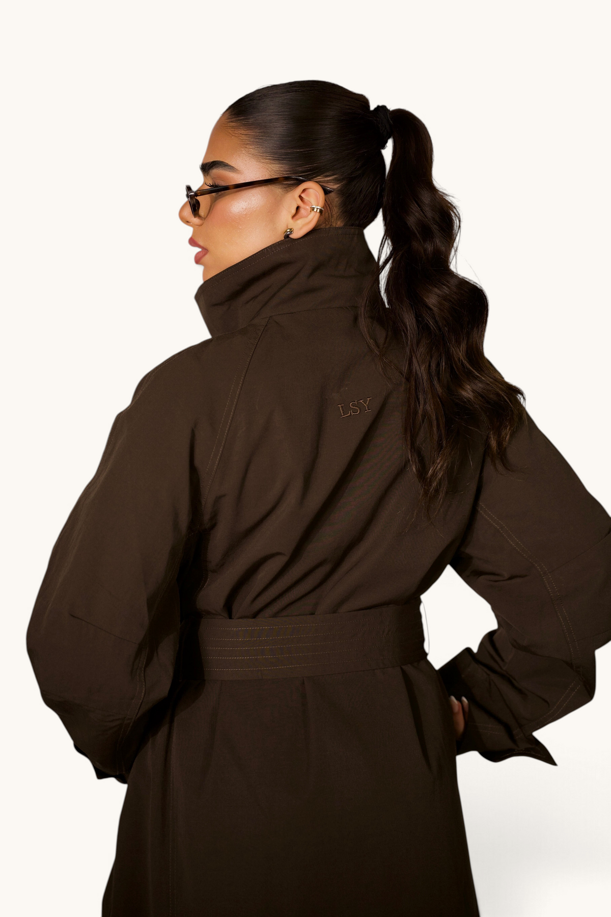 Langer Trenchcoat von LOSYANA in Espresso-Farbe, aus hochwertigem Mantelstoff, mit Gürtel und klassischen Revers.