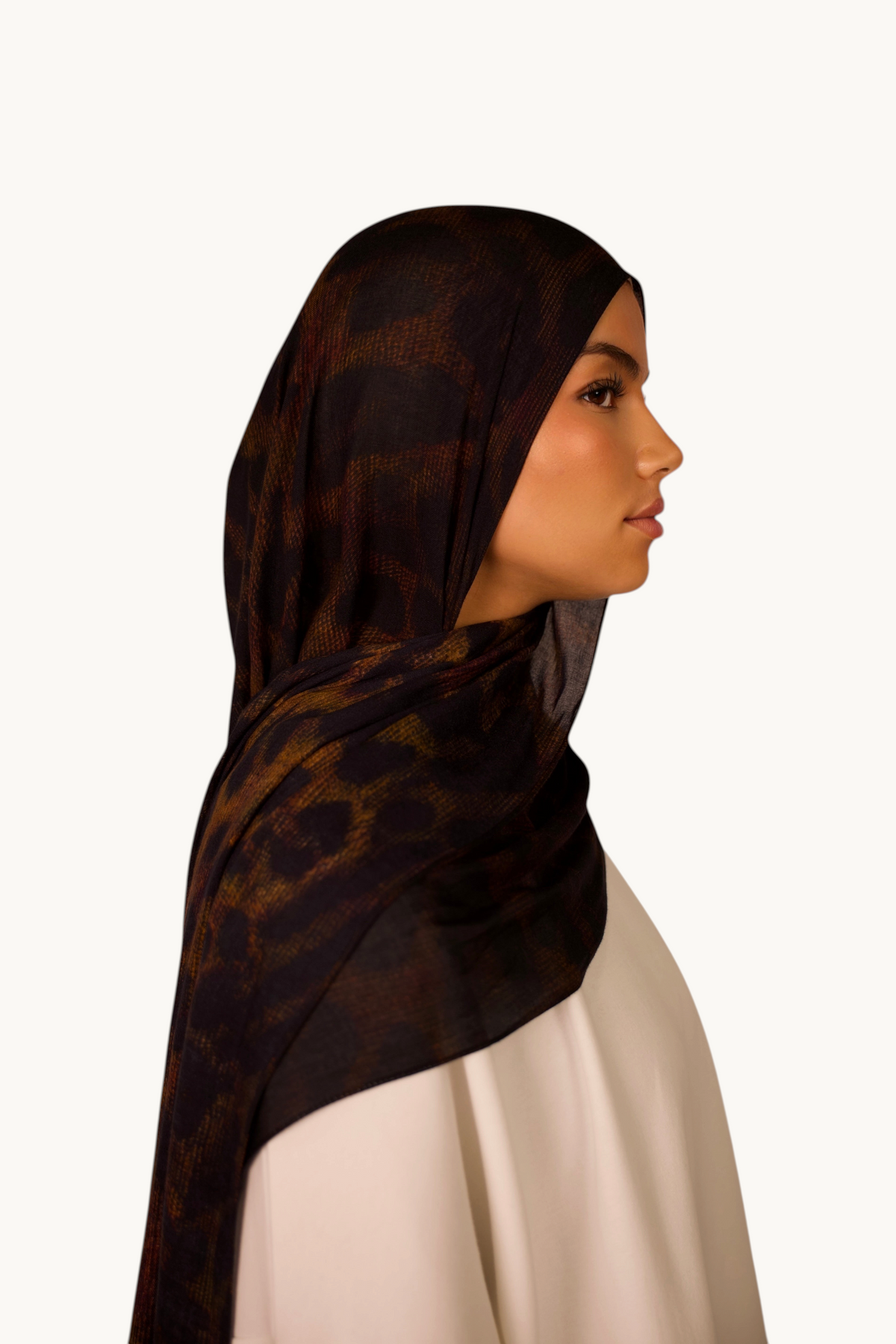 LOSYANA Hijab aus leichtem Modal in Dark Leopard Muster, getragen von einer Frau im Profil