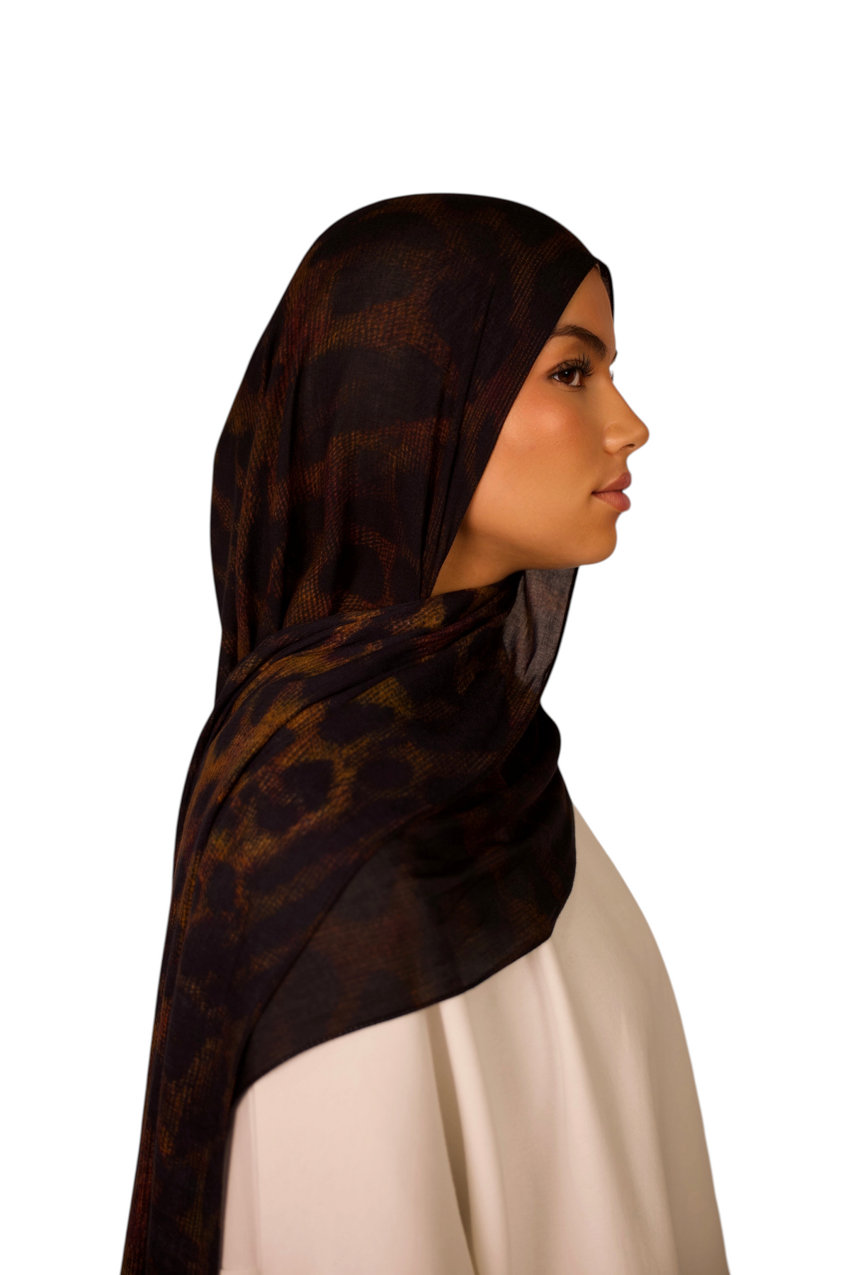 LOSYANA Hijab aus leichtem Modal in Dark Leopard Muster, getragen von einer Frau im Profil