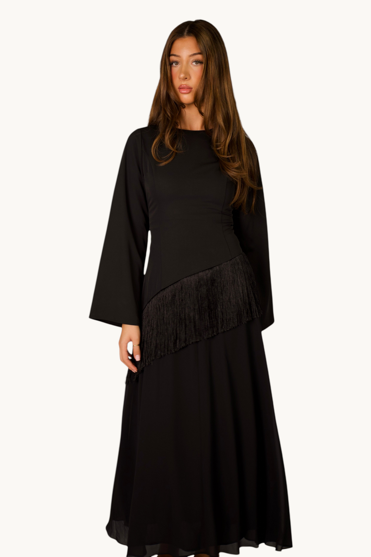 LOSYANA schwarzes Maxikleid mit Corset-Oberteil, langen Ärmeln und asymmetrischem Fransen-Detail an der Hüfte