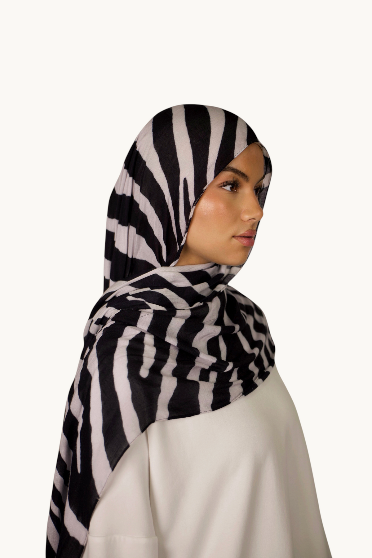 LOSYANA leichter Modal Hijab mit Zebra-Muster in Schwarz und Weiß, getragen von einem Model im Profil