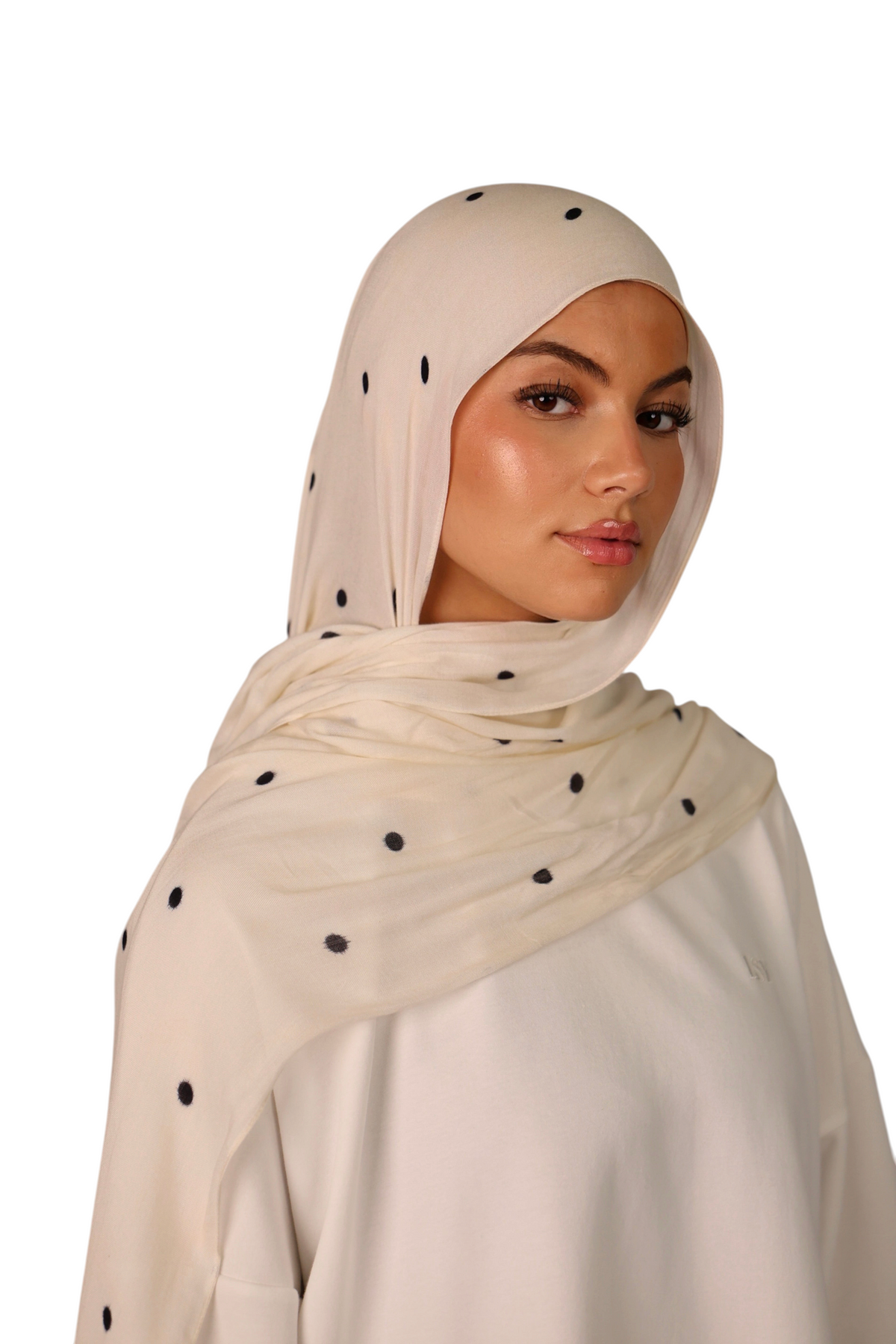 LOSYANA leichter Modal Hijab in Creme mit schwarzen Velour-Punkten, getragen von einem Model