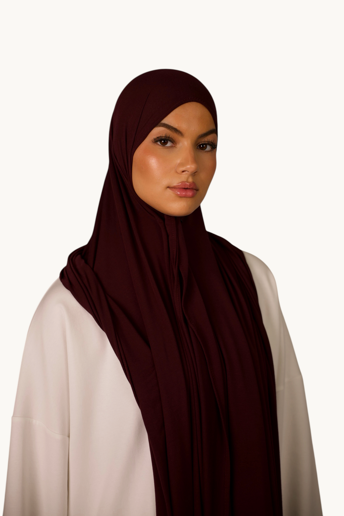 LOSYANA Breeze Jersey Hijab in Bordeaux aus weichem Bambus-Stoff, getragen von einem Model vor hellem Hintergrund.