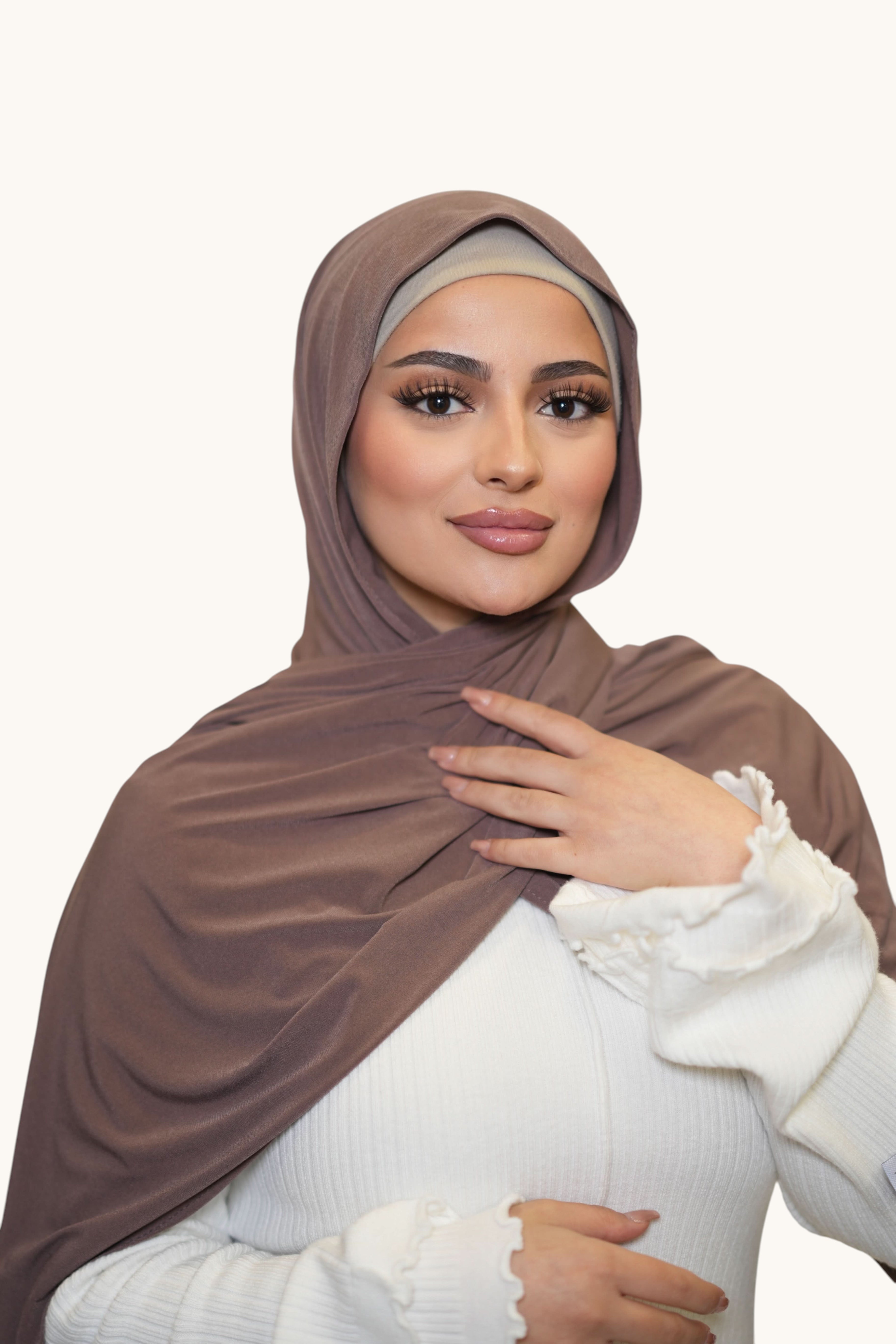 Hellbraune Vela Jersey Hijab von Losyana.Shop, weiches und bequemes Kopftuch aus Jersey-Stoff, stilvoll und angenehm zu tragen