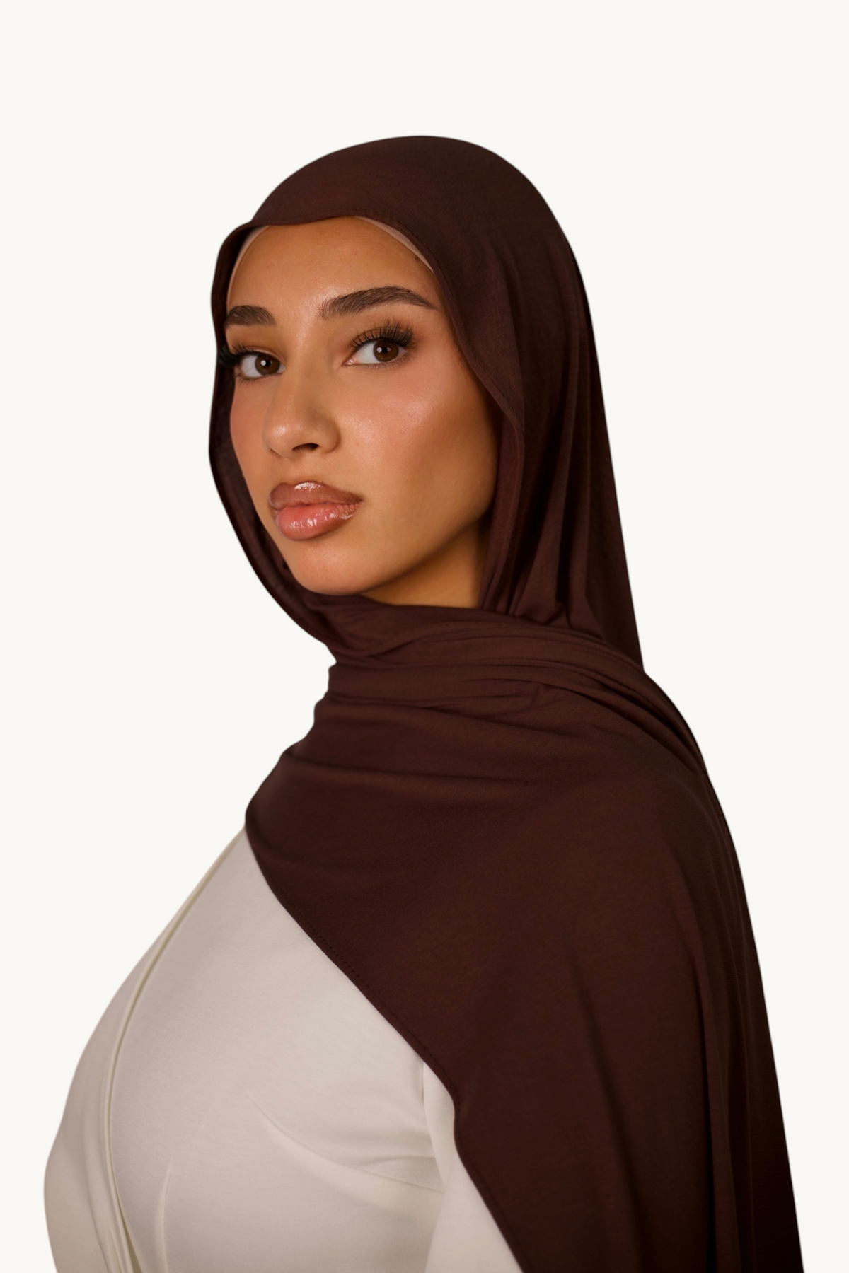 LOSYANA Breeze Jersey Hijab in Espresso aus weichem Bambusstoff, getragen von einer Frau vor neutralem Hintergrund.
