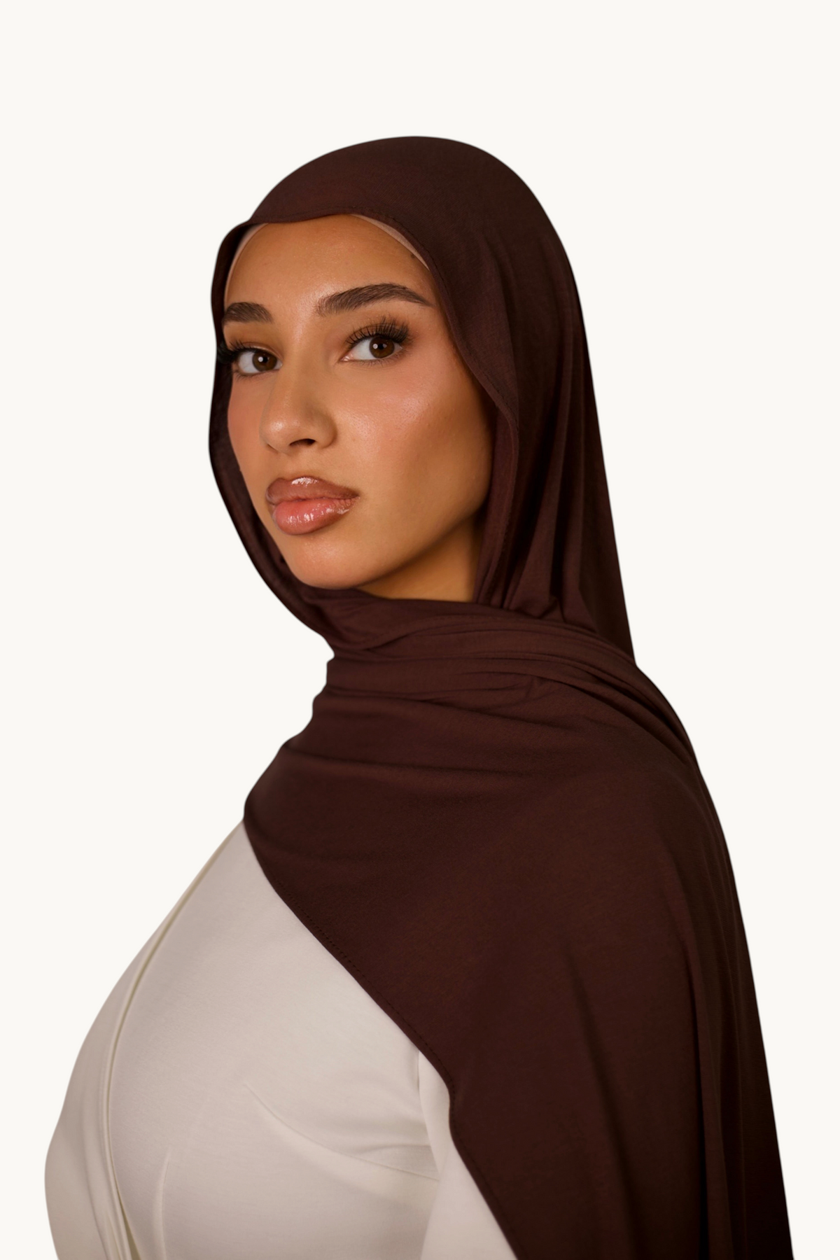 LOSYANA Breeze Jersey Hijab in Espresso aus weichem Bambusstoff, getragen von einer Frau vor neutralem Hintergrund.
