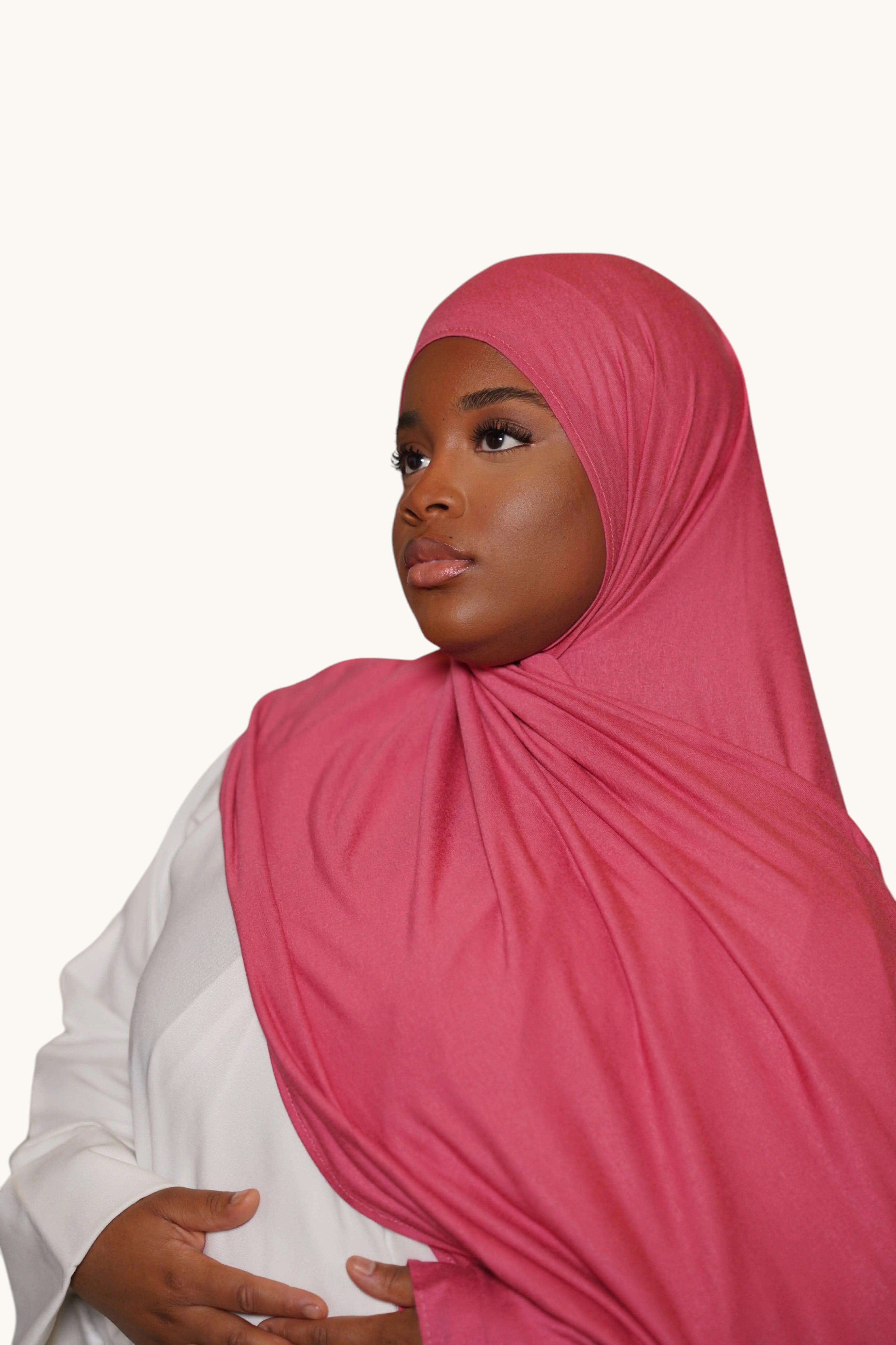 Dunkel pinkes Losyana.Shop Jersey aus weichem Stoff, detailreiche Passform und stilvoller Look, auf einem weißen Hintergrund gezeigt
