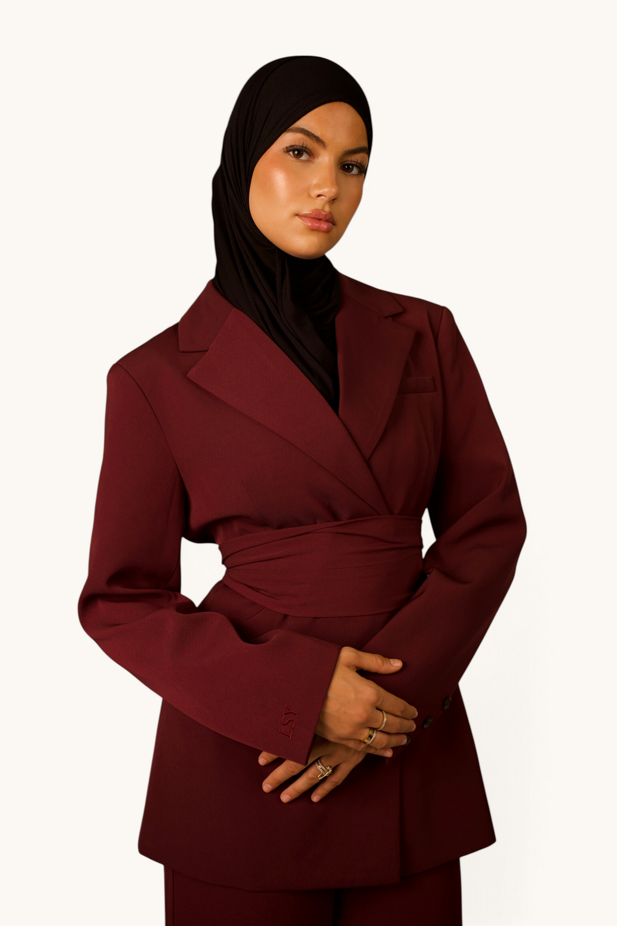 LOSYANA Noble Belted Blazer in Burgunderrot mit abnehmbarem Taillengürtel, getragen von einem Model mit schwarzem Hijab