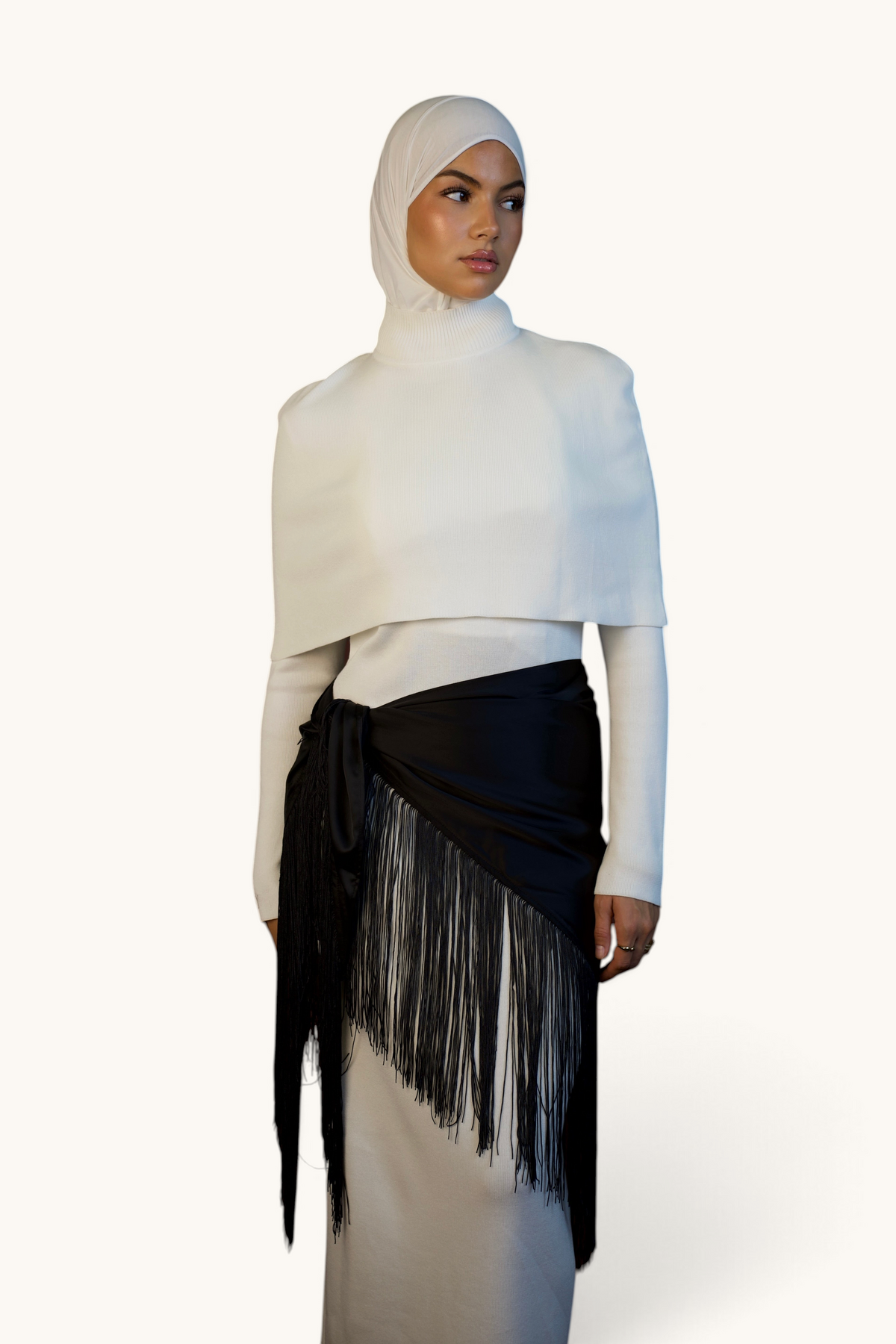 Schwarzes Fransen-Cape von LOSYANA, elegantes Oberteil mit auffälligen Fransen, ideal für stylische Outfits.