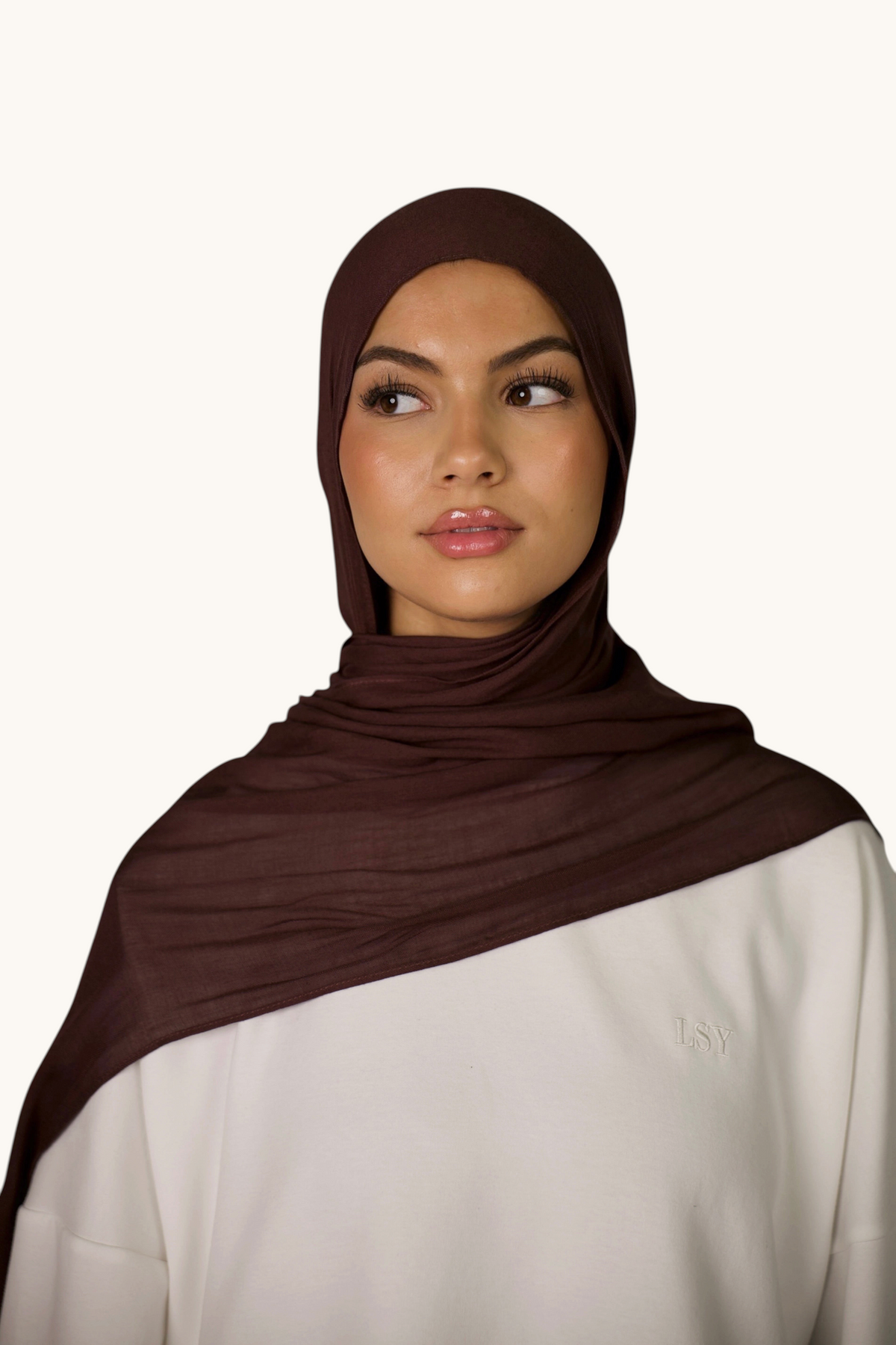 LOSYANA Hijab aus leichtem, espresso-braunem Modal-Stoff mit fließender Textur, getragen von einem Model.