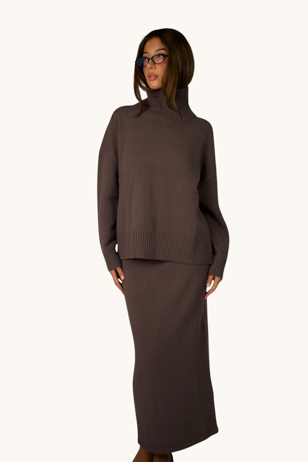 LOSYANA grauer Wollpullover mit Stehkragen und passendem Rock an einem Model