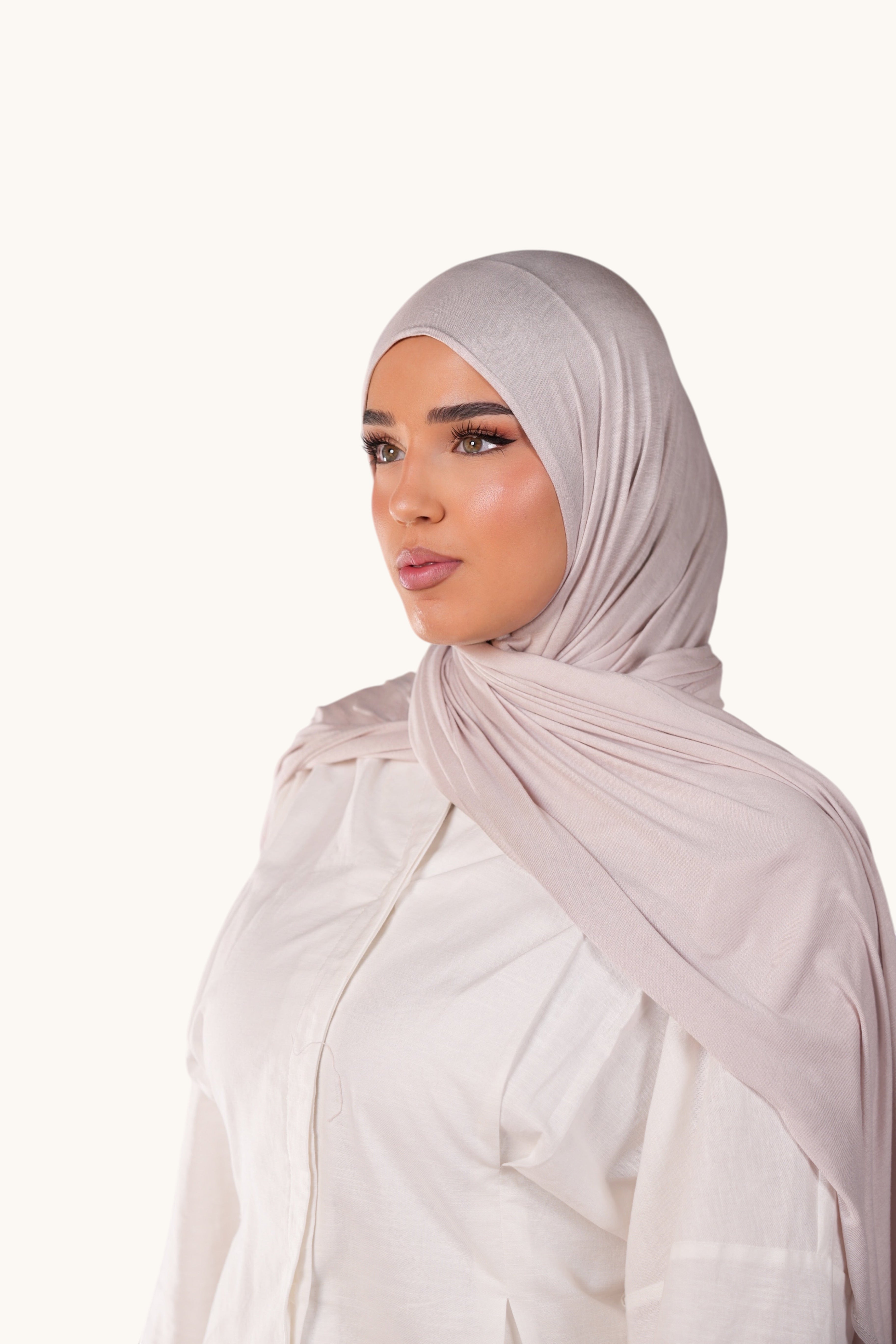 Weicher Bambus-Jersey aus Leinen von Losyana.Shop, zeigt die feine Textur und natürliche Farbe des Stoffes.