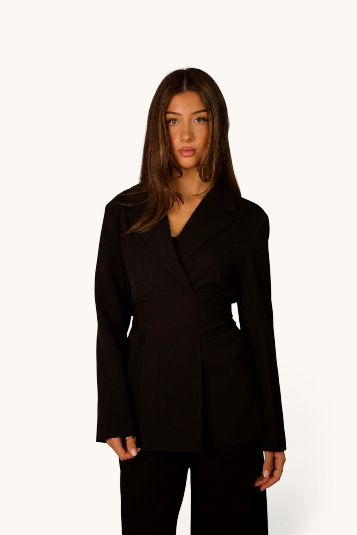 LOSYANA Noble Belted Blazer in Schwarz mit Taillengürtel, getragen von einem Model vor neutralem Hintergrund