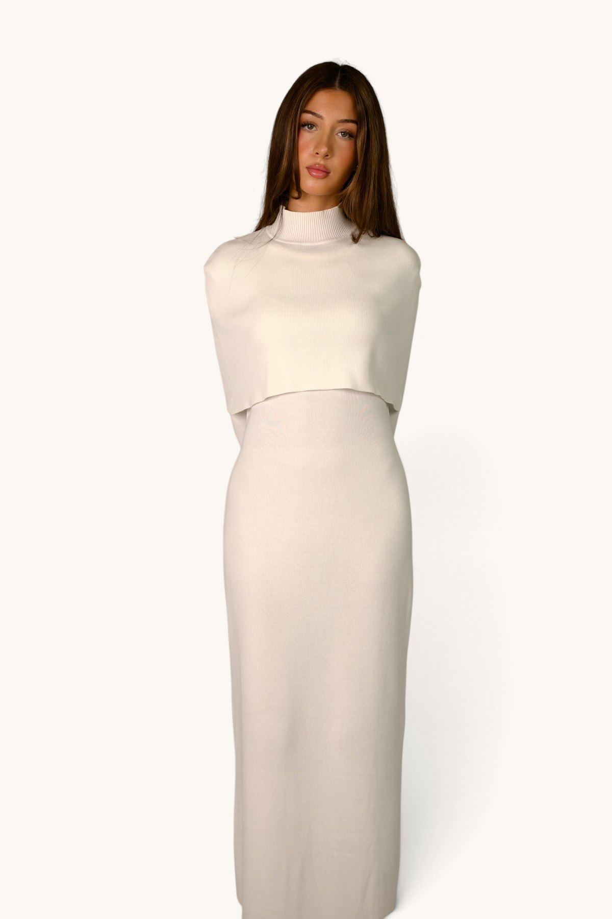 LOSYANA weißes Strickkleid mit Cape-Detail, Stehkragen und fließender Silhouette an einem Model