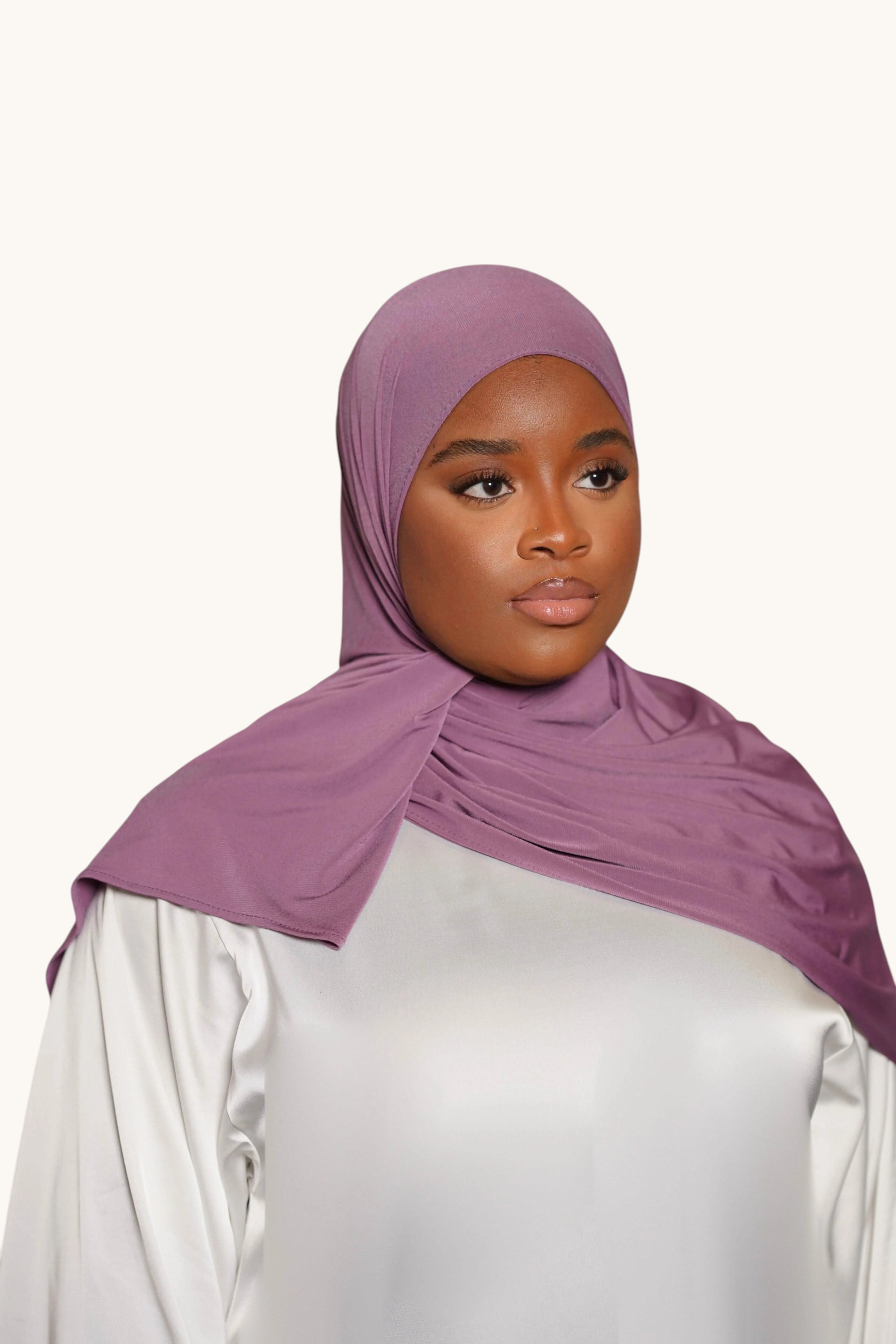 Lila Premium-Jersey von Losyana.Shop, weiches und bequemes Kleidungsstück aus hochwertigem Stoff, Nahaufnahme der Textur.