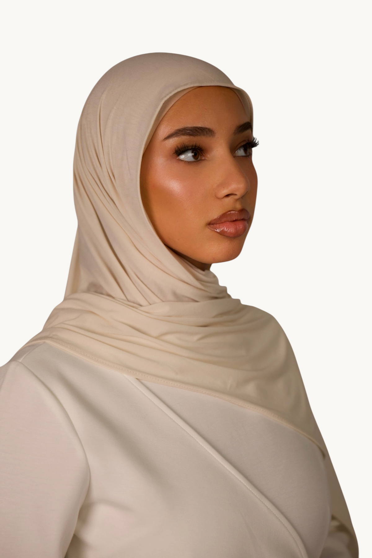 LOSYANA Breeze Jersey Hijab in Elfenbein aus weichem Bambusstoff, getragen von einem Model vor neutralem Hintergrund.