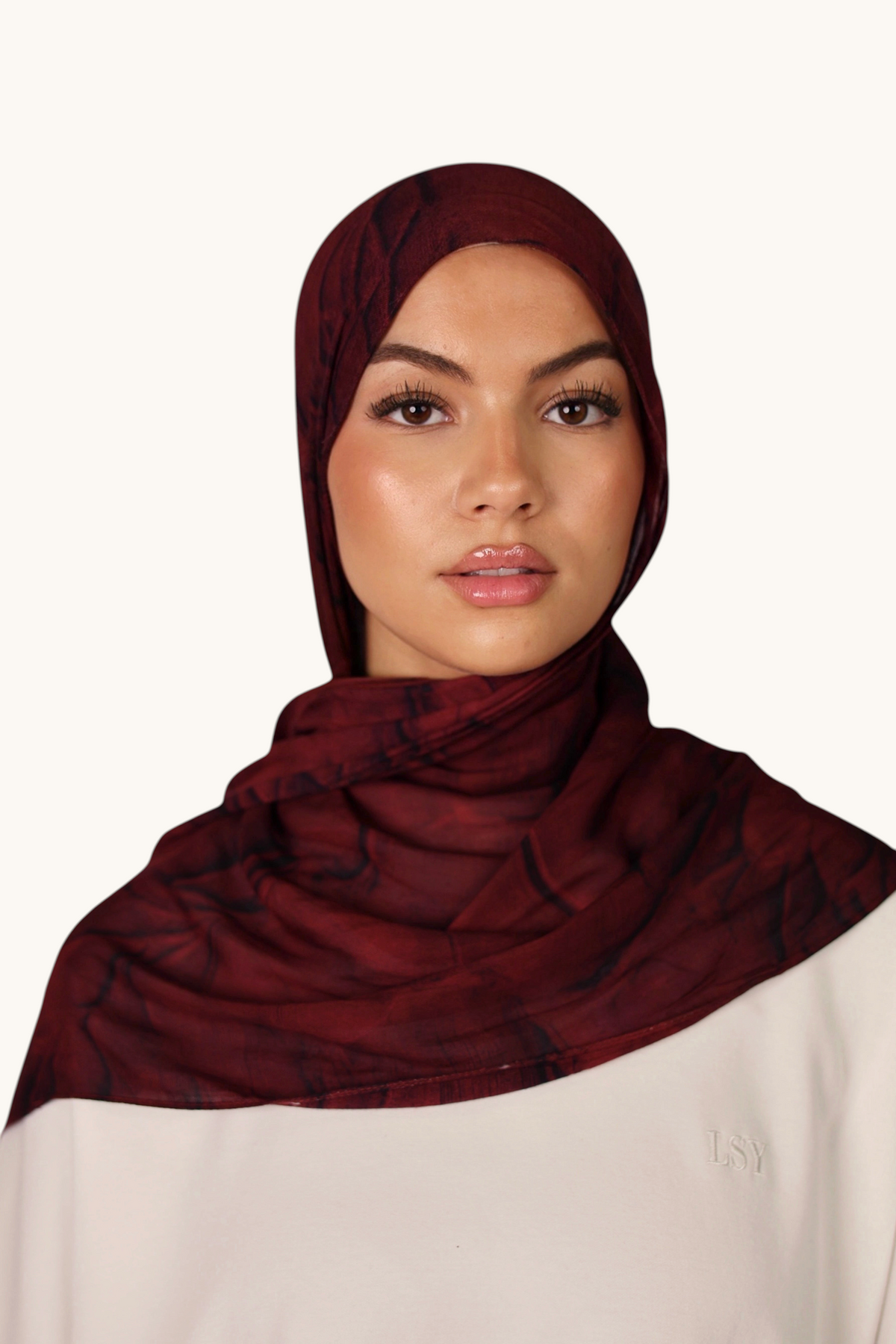 LOSYANA leichter Modal Hijab in Rouge mit eleganter Transparenz, getragen von einem Model mit passender Bone.