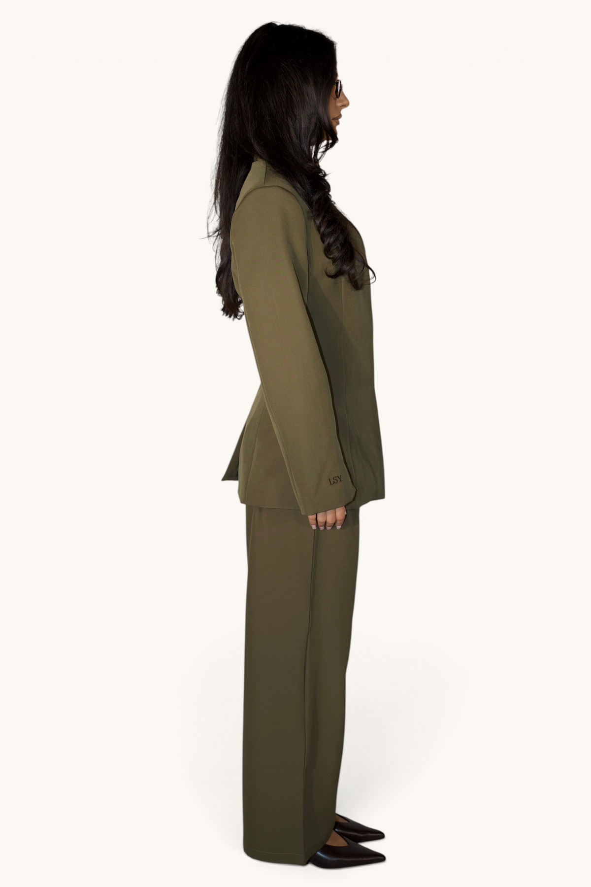 Olive-grüne Anzughose von LOSYANA, elegante Hose mit schmalem Schnitt und Reißverschluss, auf weißem Hintergrund.