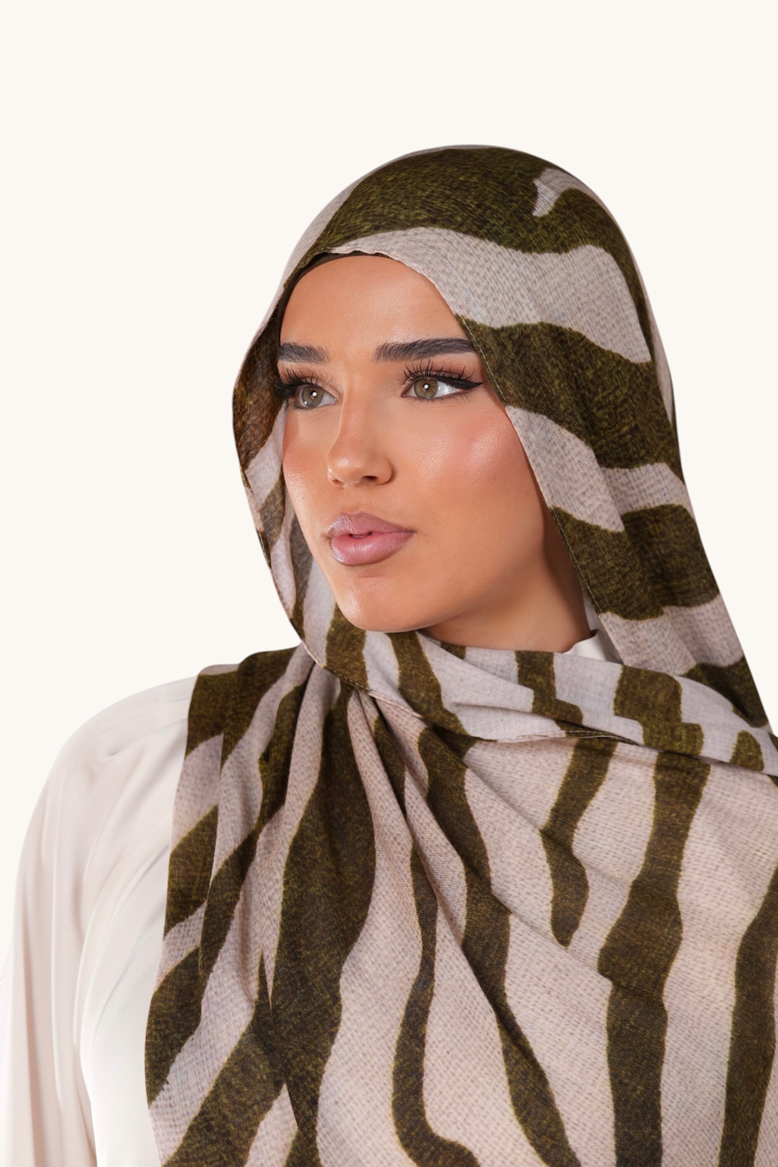 Leichter OLIVE WAVE Modal-Hijab von LOSYANA, weich und angenehm, in einem stilvollen grünen Wellendesign, perfekt für den Alltag