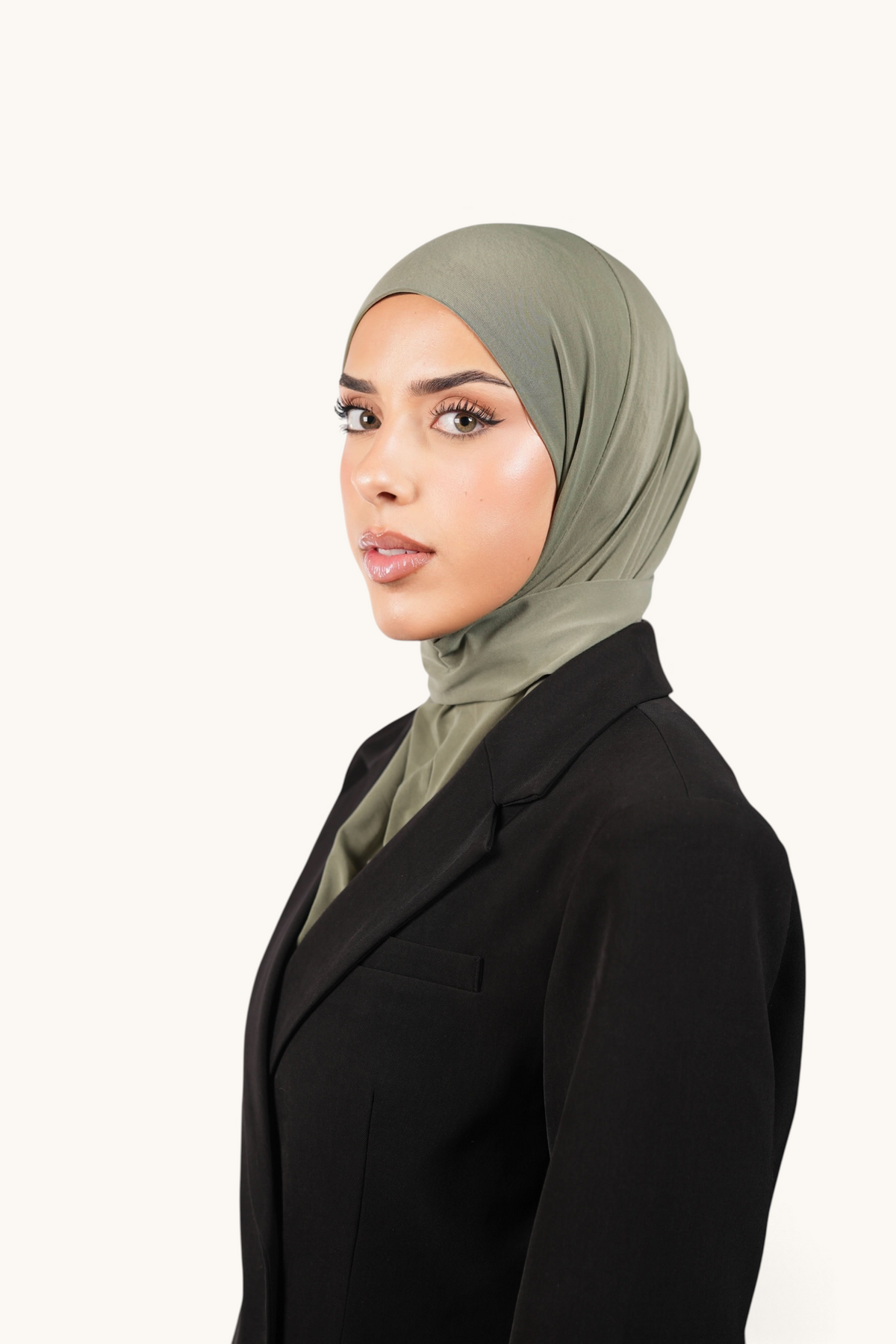 Olive grüner Instant-Hijab von Losyana.Shop, bequem und stilvoll, aus weichem Stoff, für islamische Frauenmode, auf einem weißen Hintergrund.