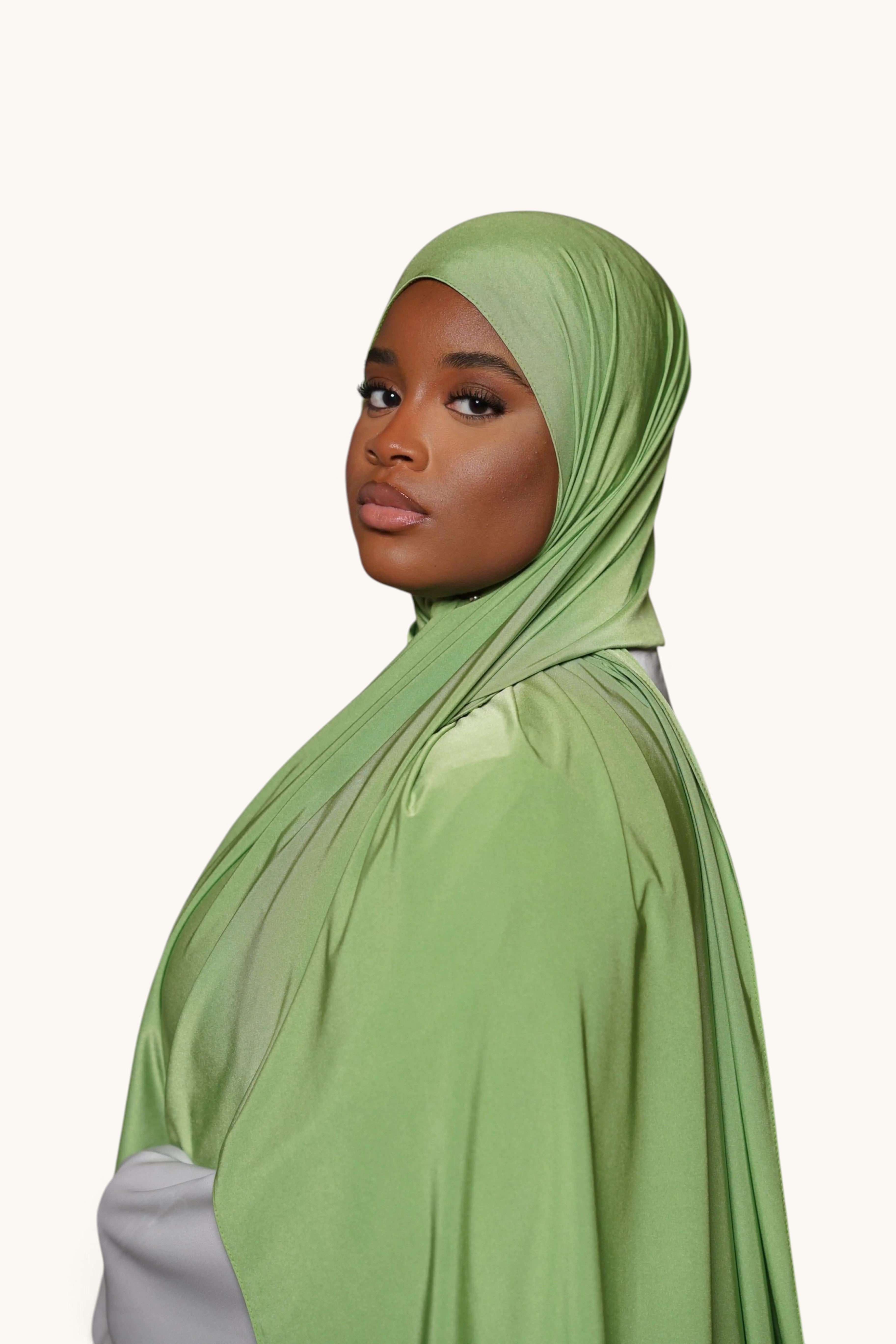Seidiger Premium-Jersey Stoff in Limettengrün von Losyana.Shop, Nahaufnahme des weichen, glatten Satinmaterials.
