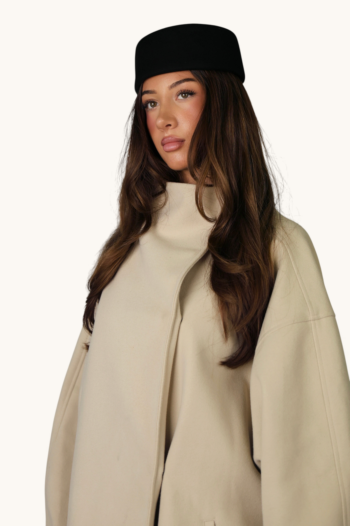 Großer Oversized-Khaki-Mantel von LOSYANA, weich und bequem, mit lockerer Passform und stilvollem Design.