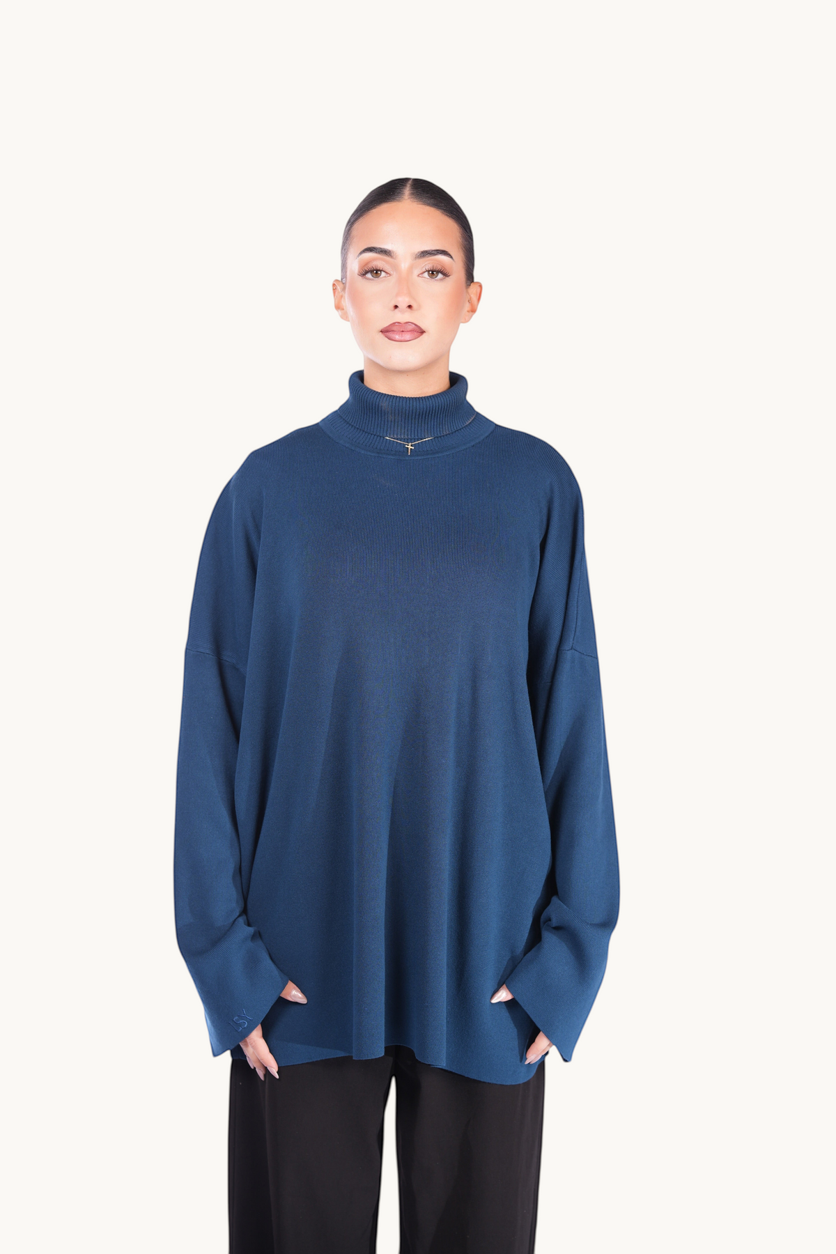 LOSYANA Rollkragenpullover in Teal aus weicher Viskose mit lockerer Passform an einem Model
