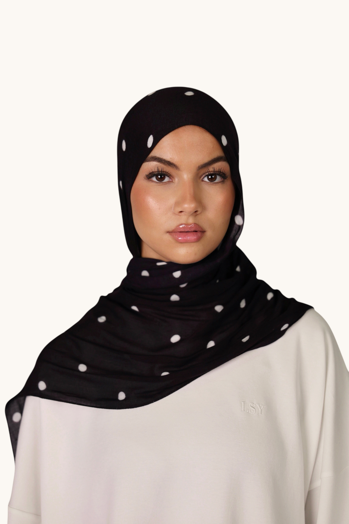 LOSYANA leichter schwarzer Modal-Hijab mit Velour-Punkten, getragen von einem Model mit passender Bone
